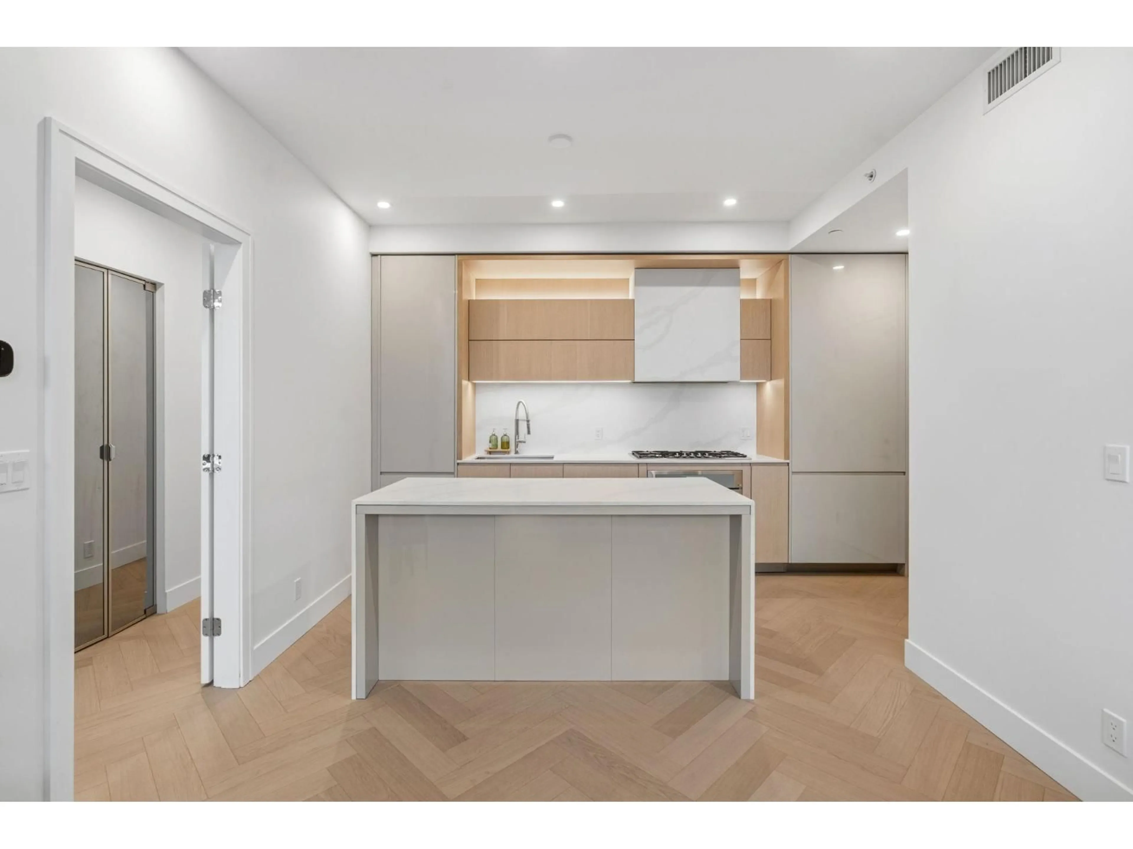 Open concept kitchen, wood/laminate floor for 502 - 1342 JOHNSTON ROAD, White Rock British Columbia V4B3Z2
