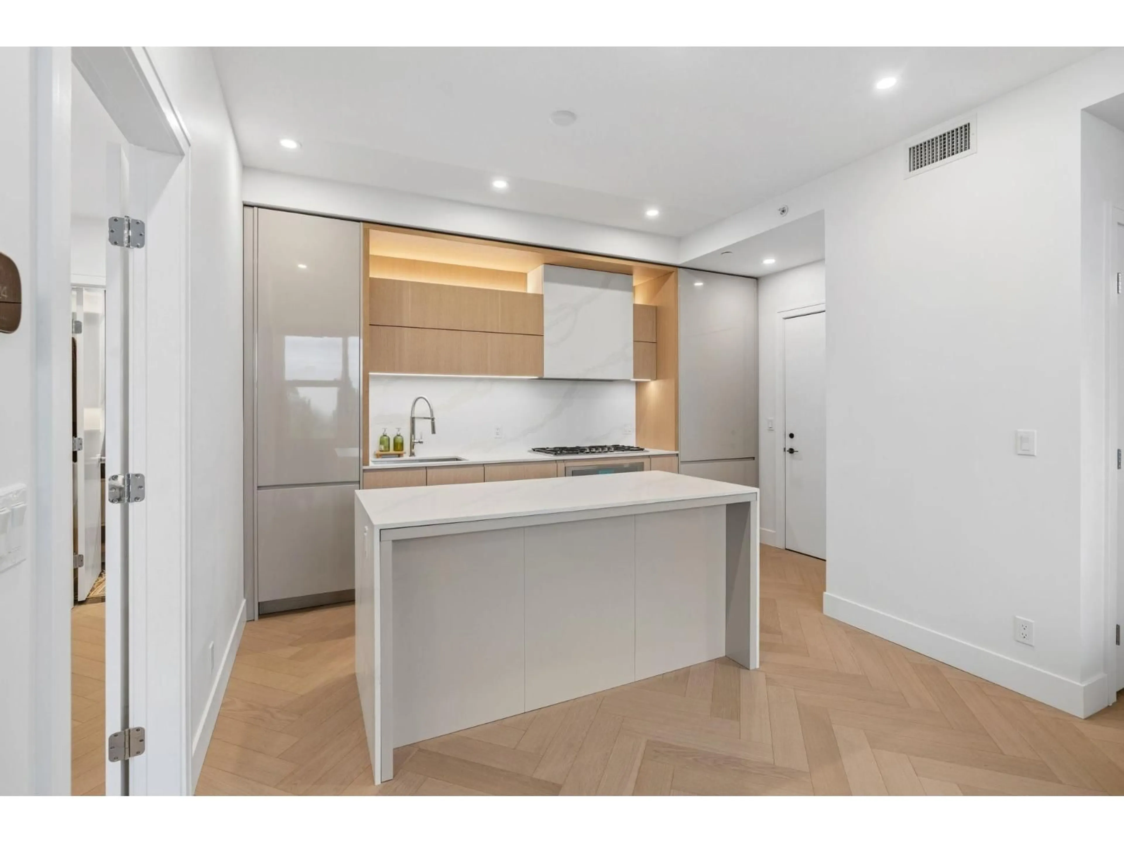 Open concept kitchen, unknown for 502 - 1342 JOHNSTON ROAD, White Rock British Columbia V4B3Z2
