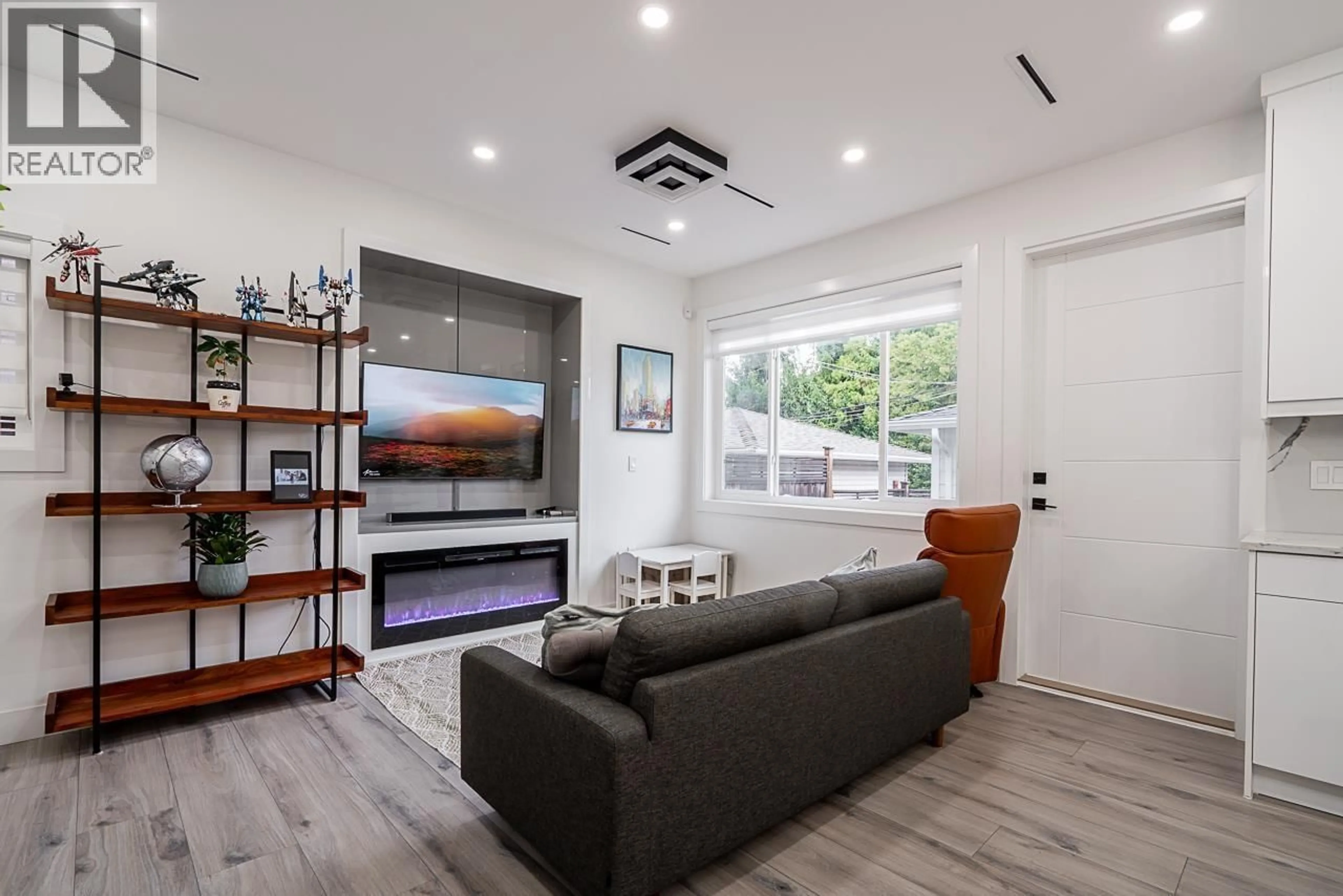 Living room with furniture, wood/laminate floor for 2 - 4675 CANADA WAY, Burnaby British Columbia V5G1K9