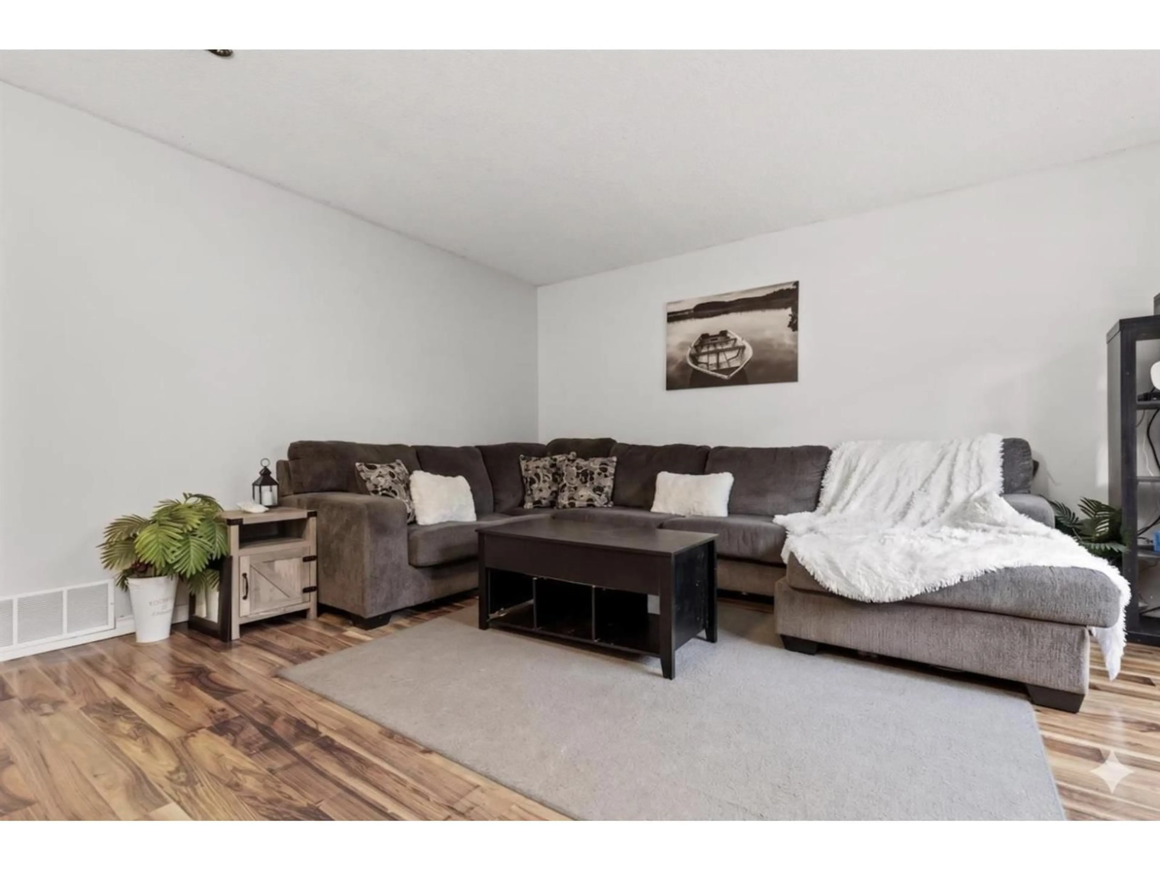 Living room with furniture, wood/laminate floor for 32369 GREBE CRESCENT, Mission British Columbia V2V4Z2