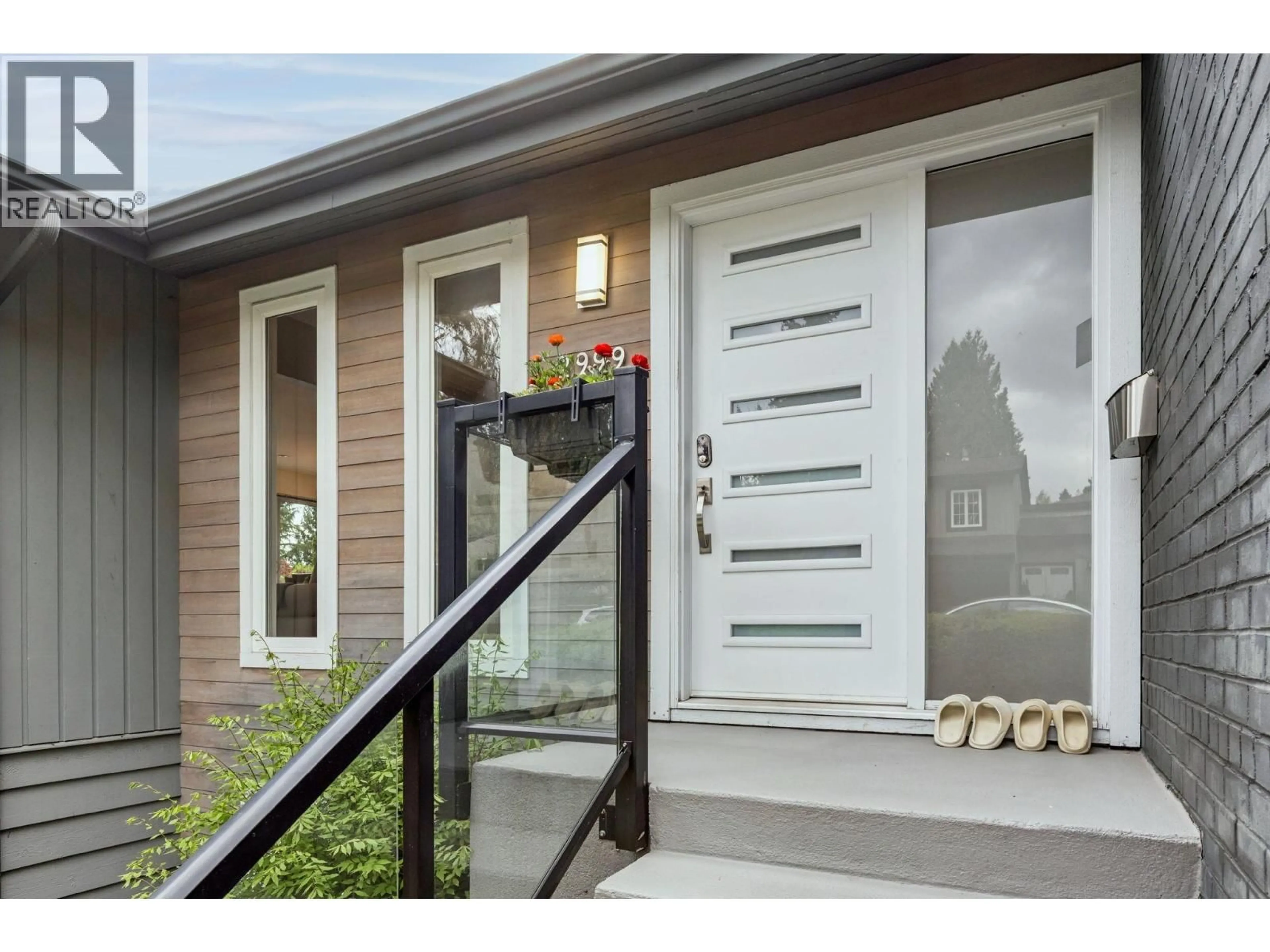 Home with vinyl exterior material, street for 2999 LARSON ROAD, North Vancouver British Columbia V7N3W6