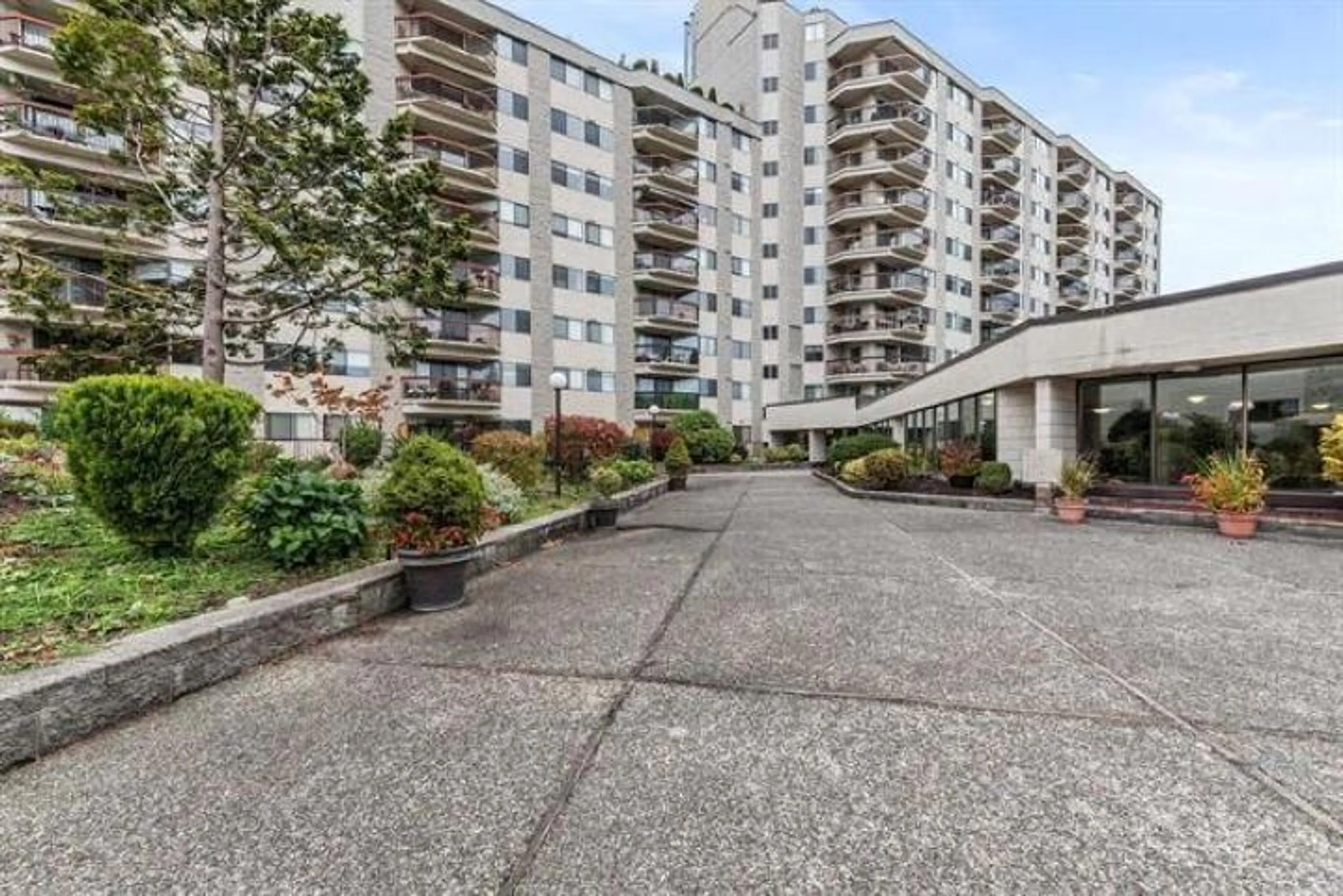 Patio, street for 903 - 31955 OLD YALE ROAD, Abbotsford British Columbia V2T4N1