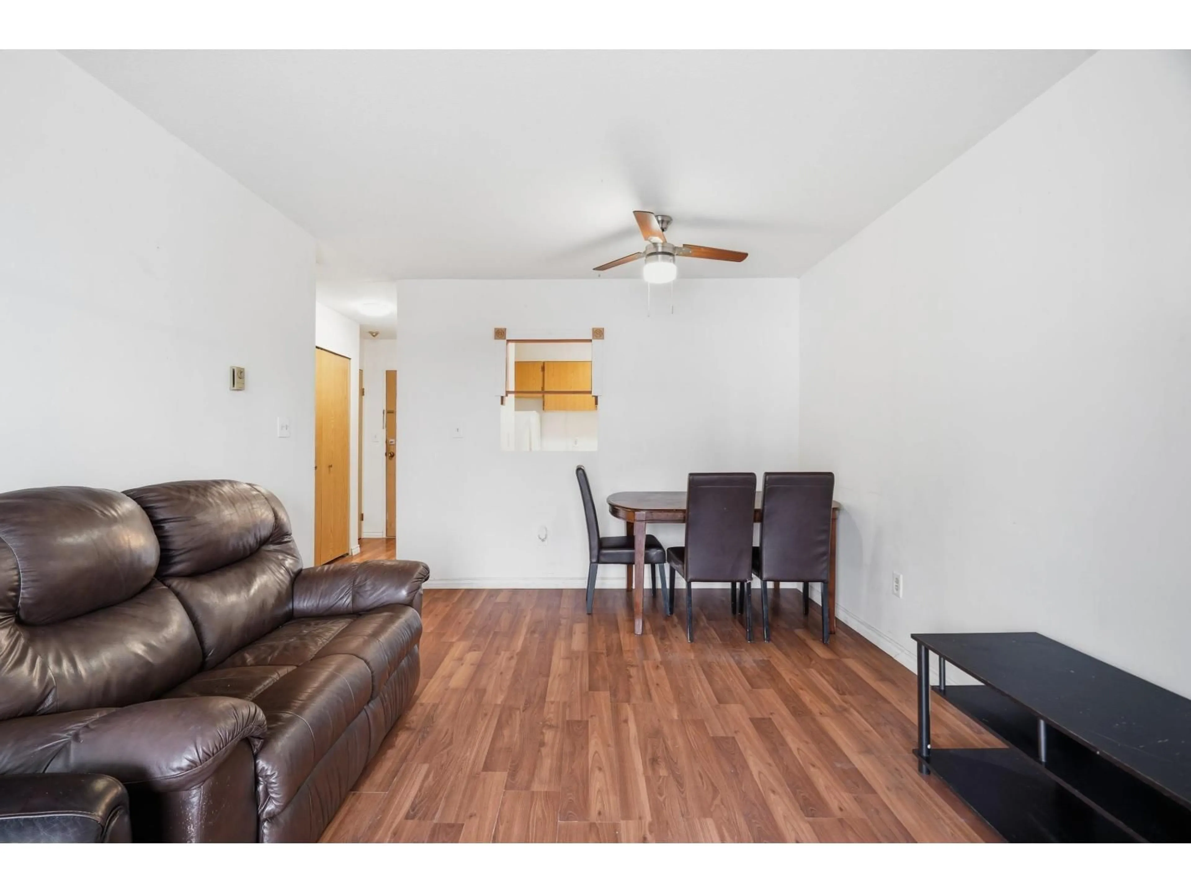 Living room with furniture, wood/laminate floor for 309 - 45744 SPADINA AVENUE, Chilliwack British Columbia V2P1T6