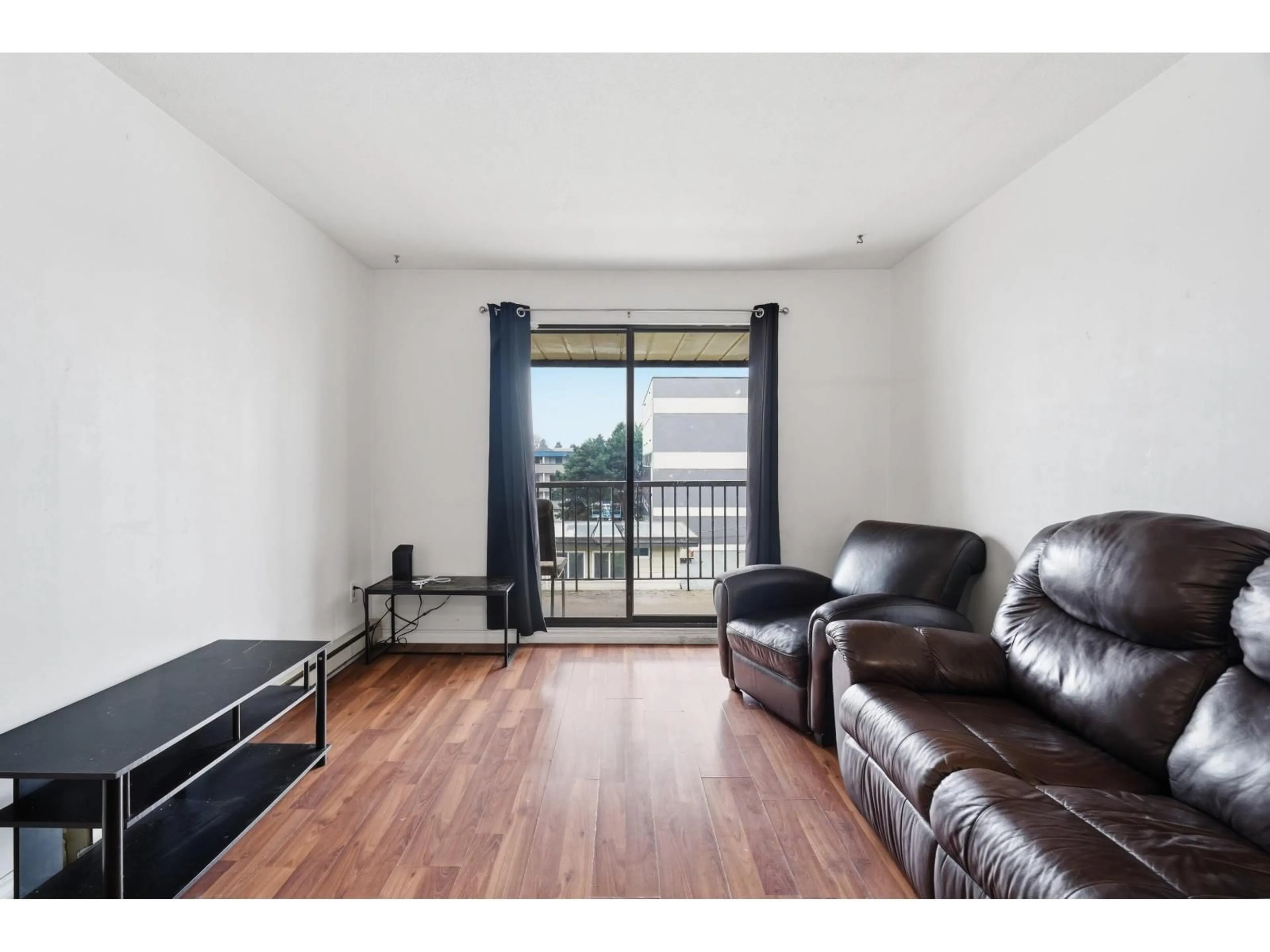 Living room with furniture, wood/laminate floor for 309 - 45744 SPADINA AVENUE, Chilliwack British Columbia V2P1T6
