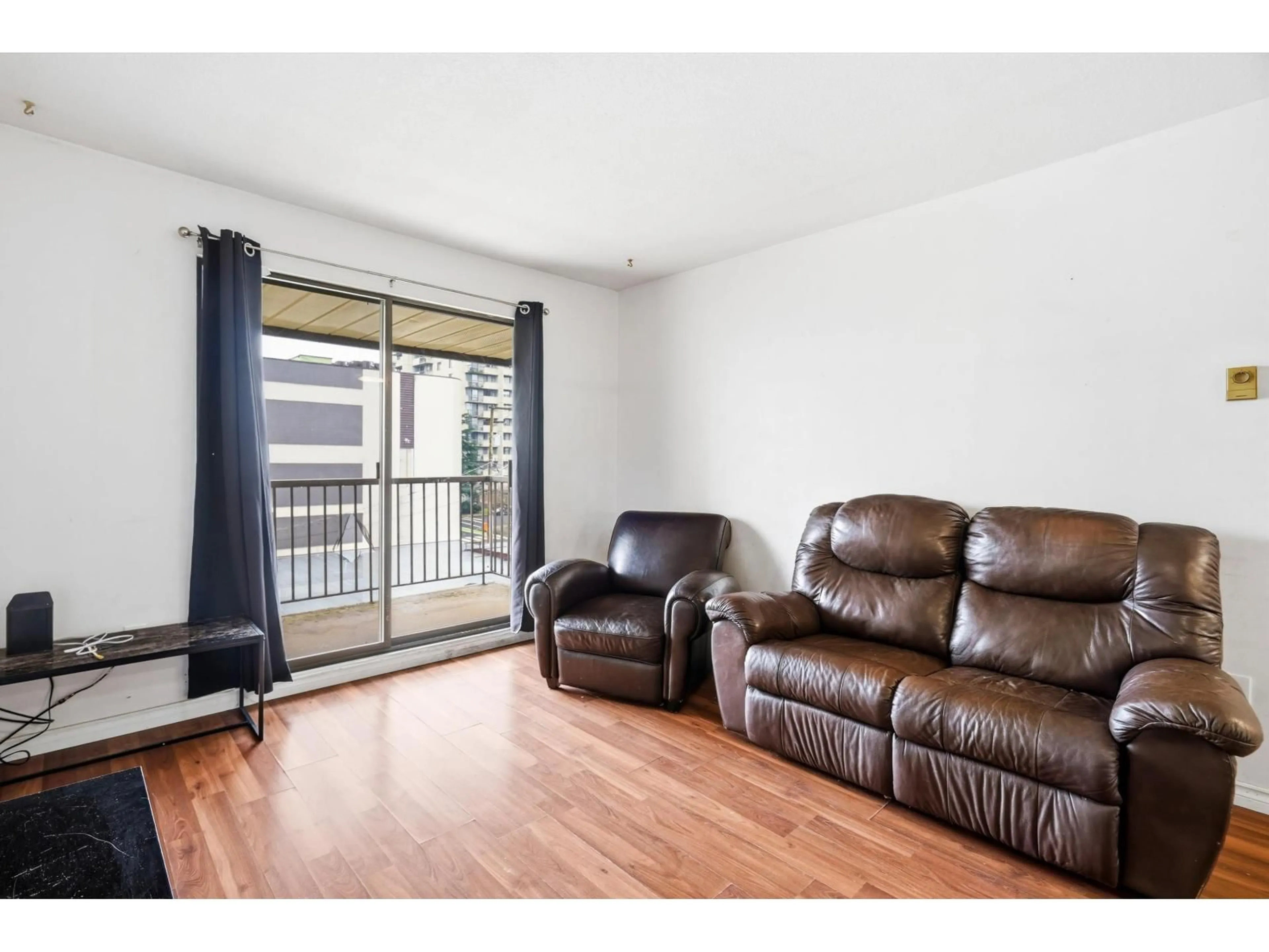 Living room with furniture, wood/laminate floor for 309 - 45744 SPADINA AVENUE, Chilliwack British Columbia V2P1T6