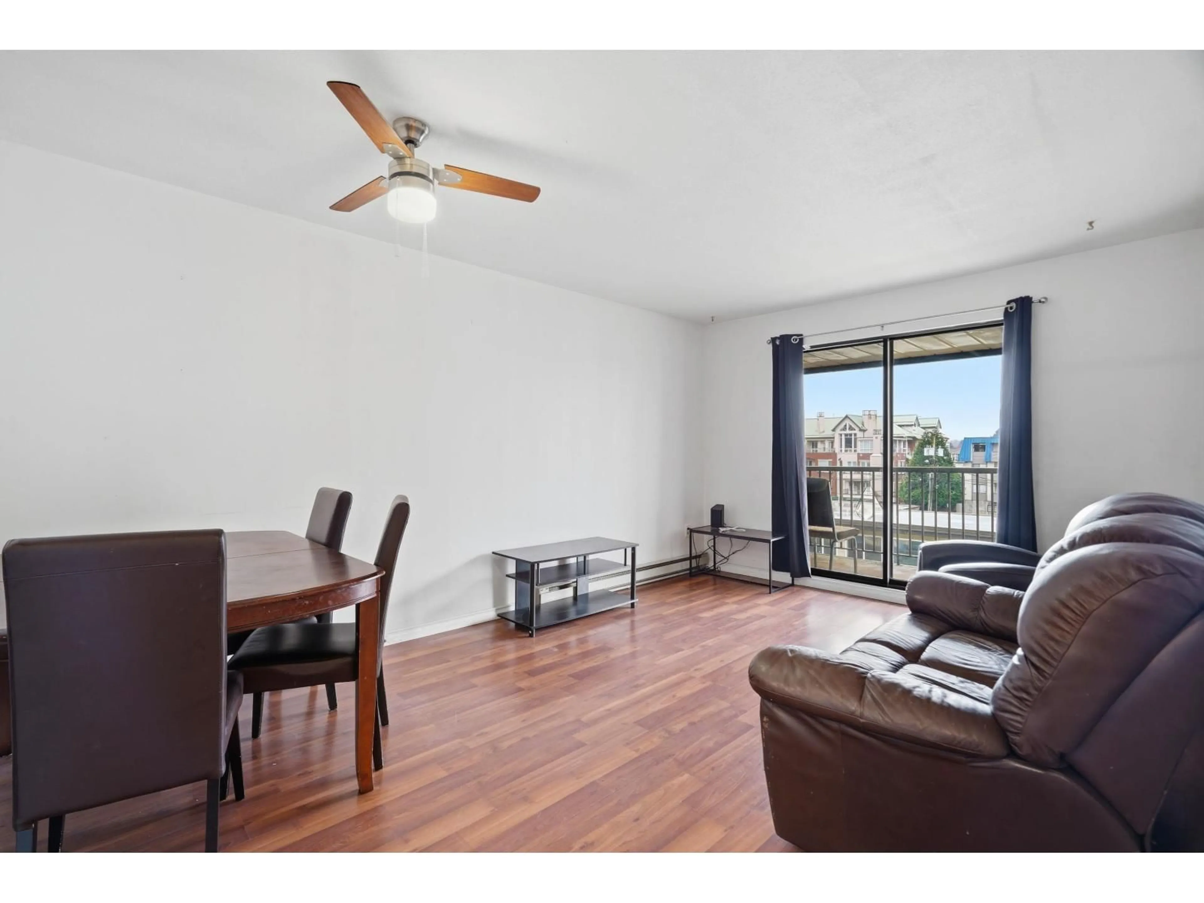 Living room with furniture, wood/laminate floor for 309 - 45744 SPADINA AVENUE, Chilliwack British Columbia V2P1T6