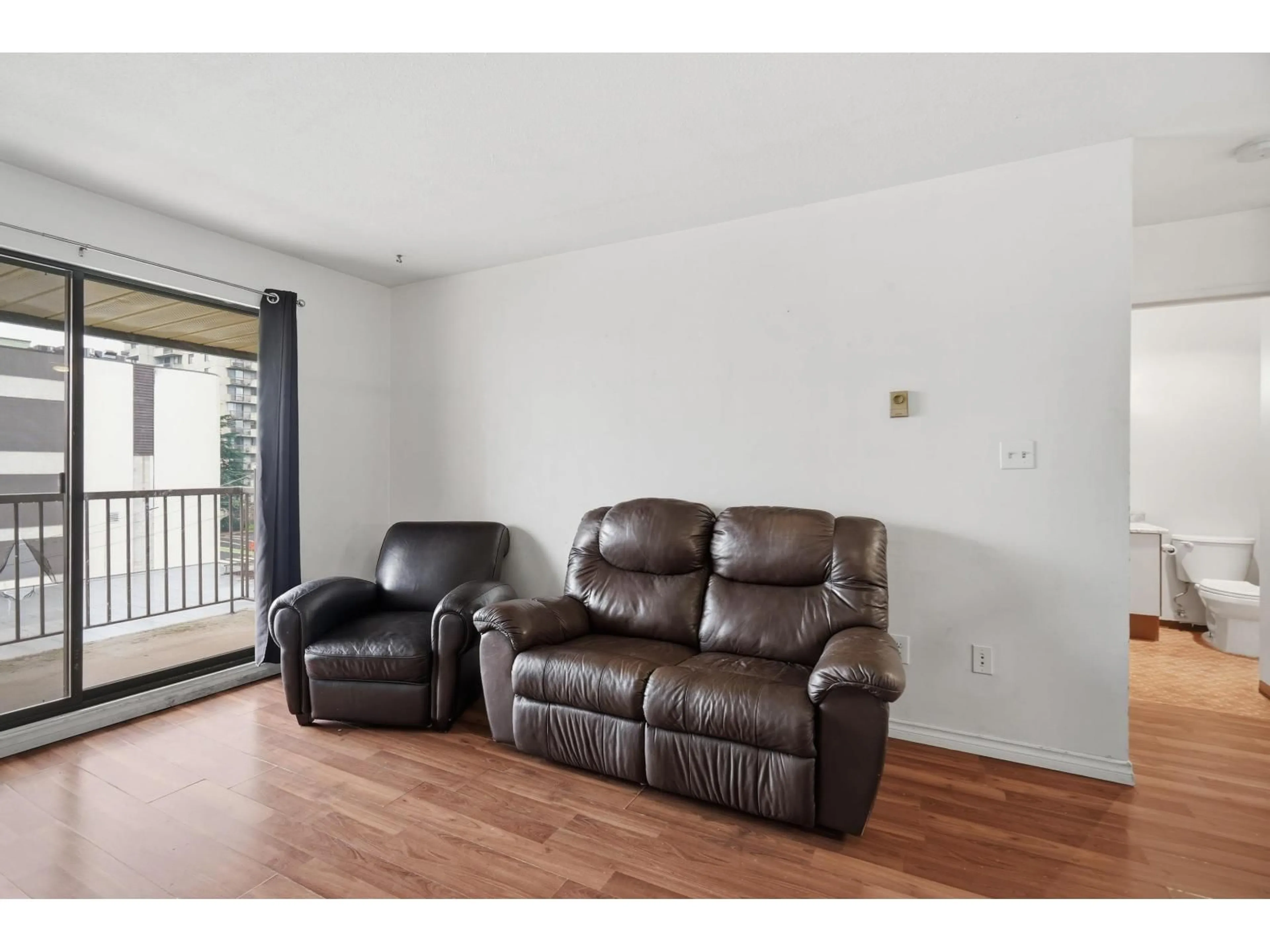 Living room with furniture, wood/laminate floor for 309 - 45744 SPADINA AVENUE, Chilliwack British Columbia V2P1T6