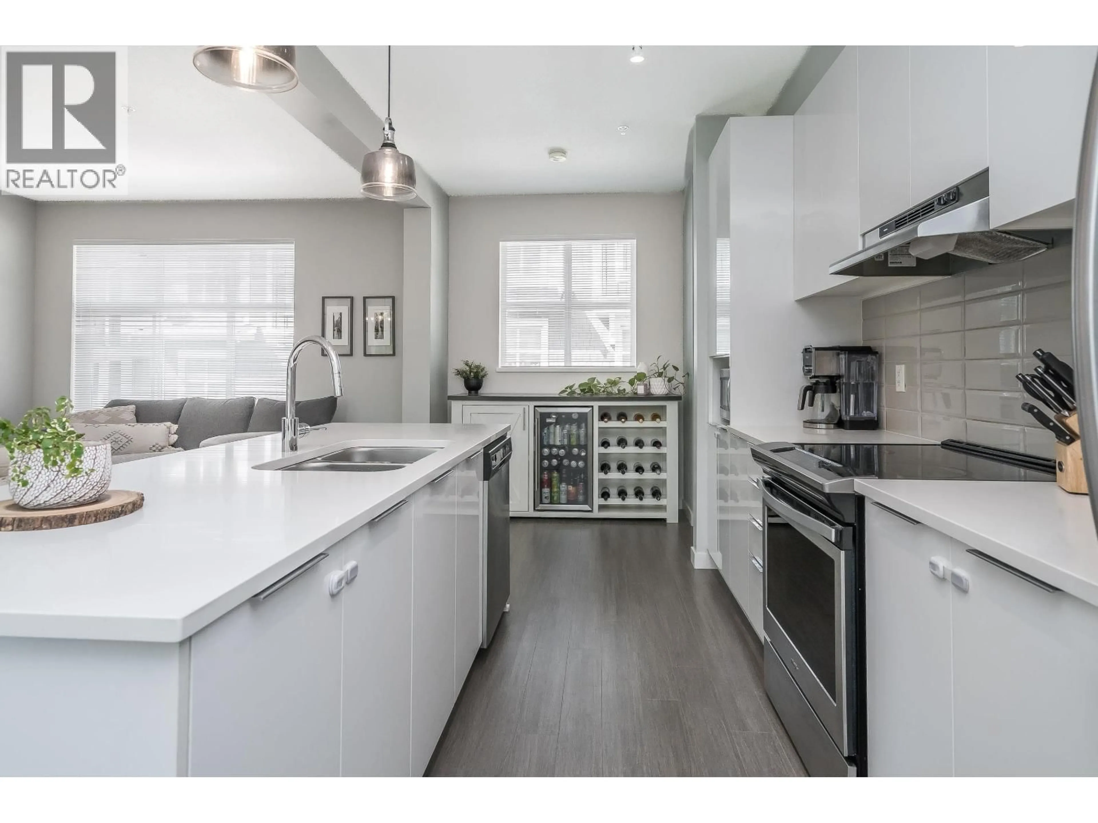 Open concept kitchen, ceramic/tile floor for 602 - 11295 PAZARENA PLACE, Maple Ridge British Columbia V2X4K9