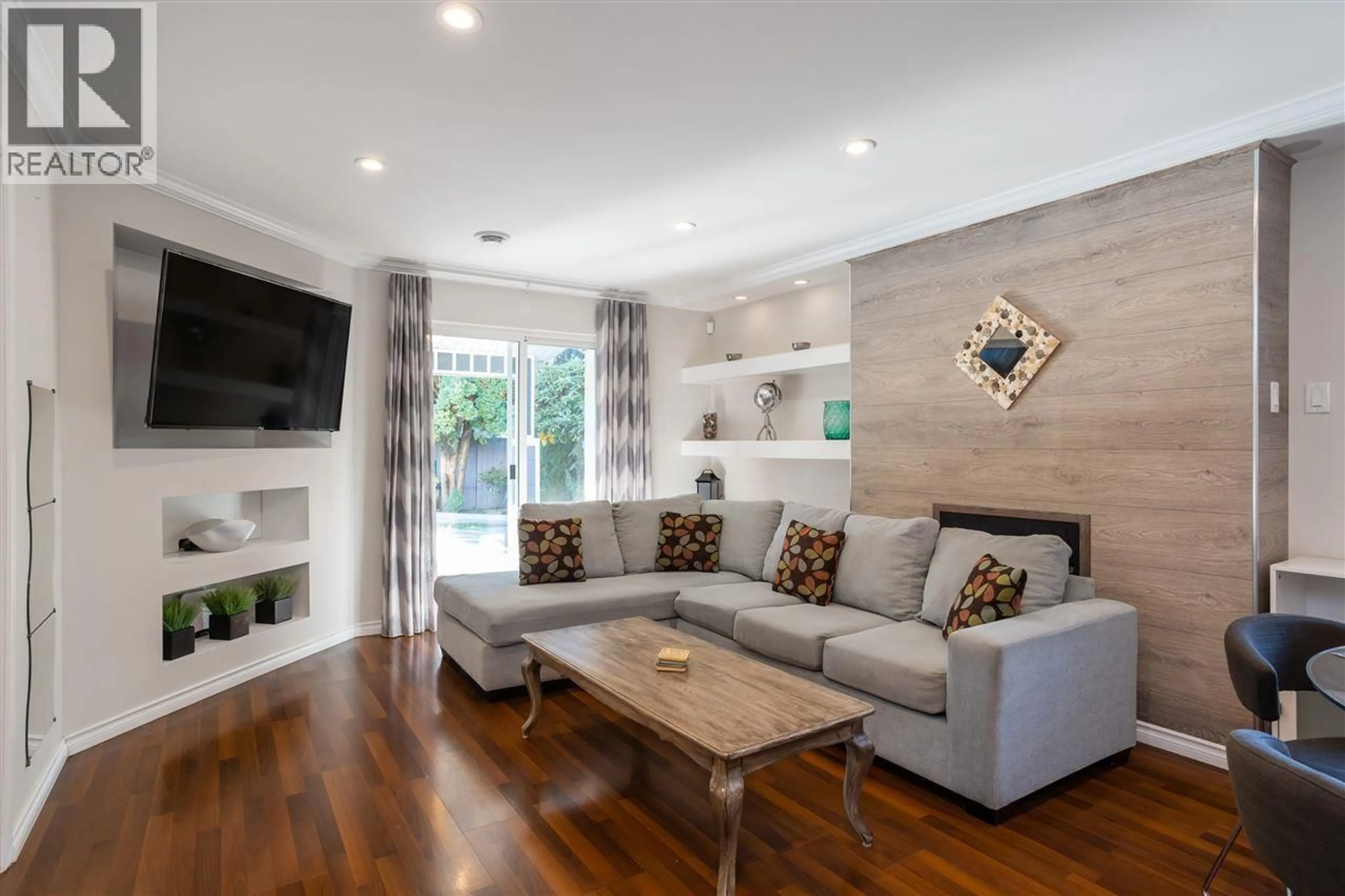 Living room with furniture, wood/laminate floor for 3147 FREY PLACE, Port Coquitlam British Columbia V3B5X3