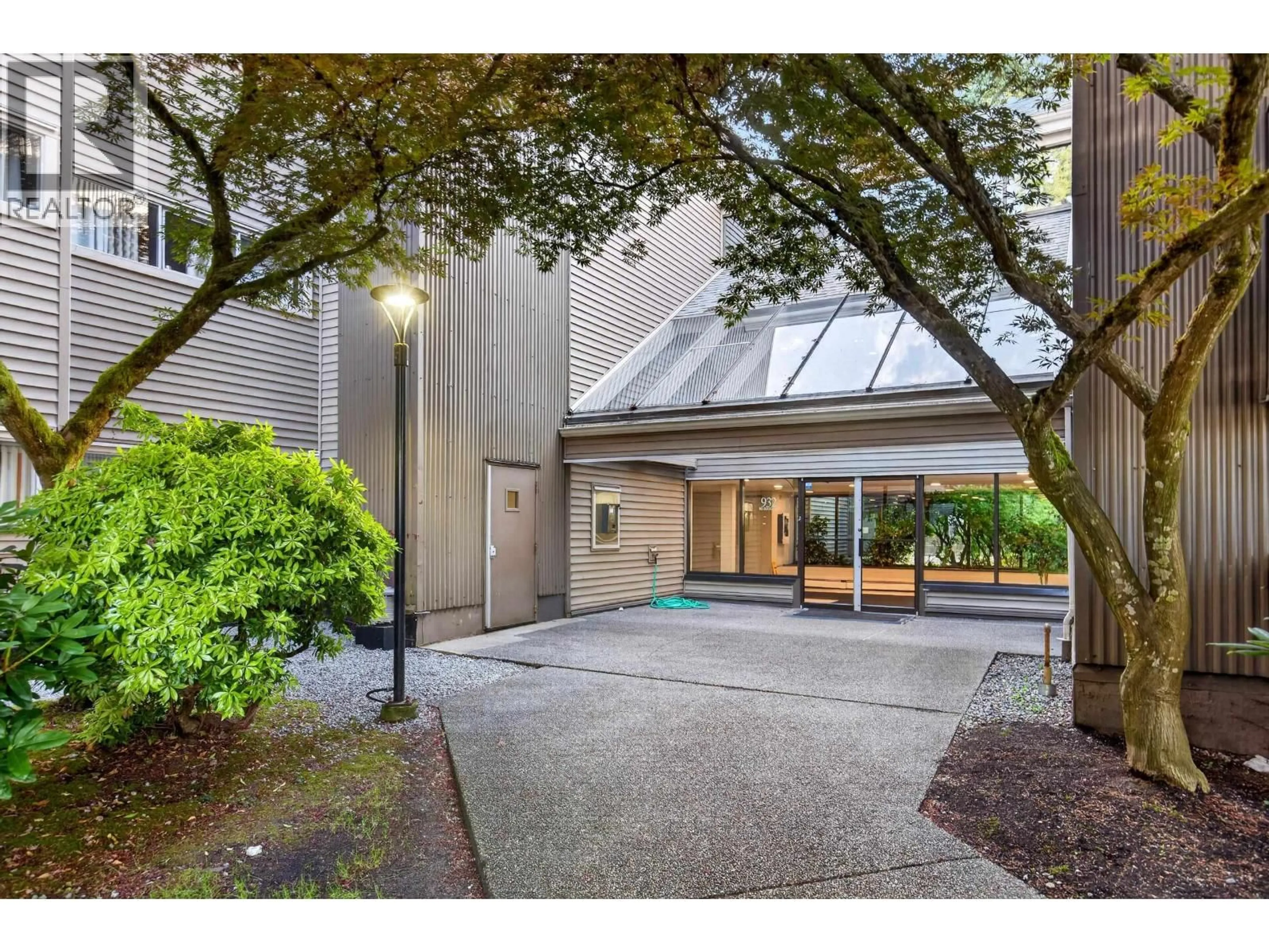 Indoor foyer for 305 - 932 ROBINSON STREET, Coquitlam British Columbia V3J7R8