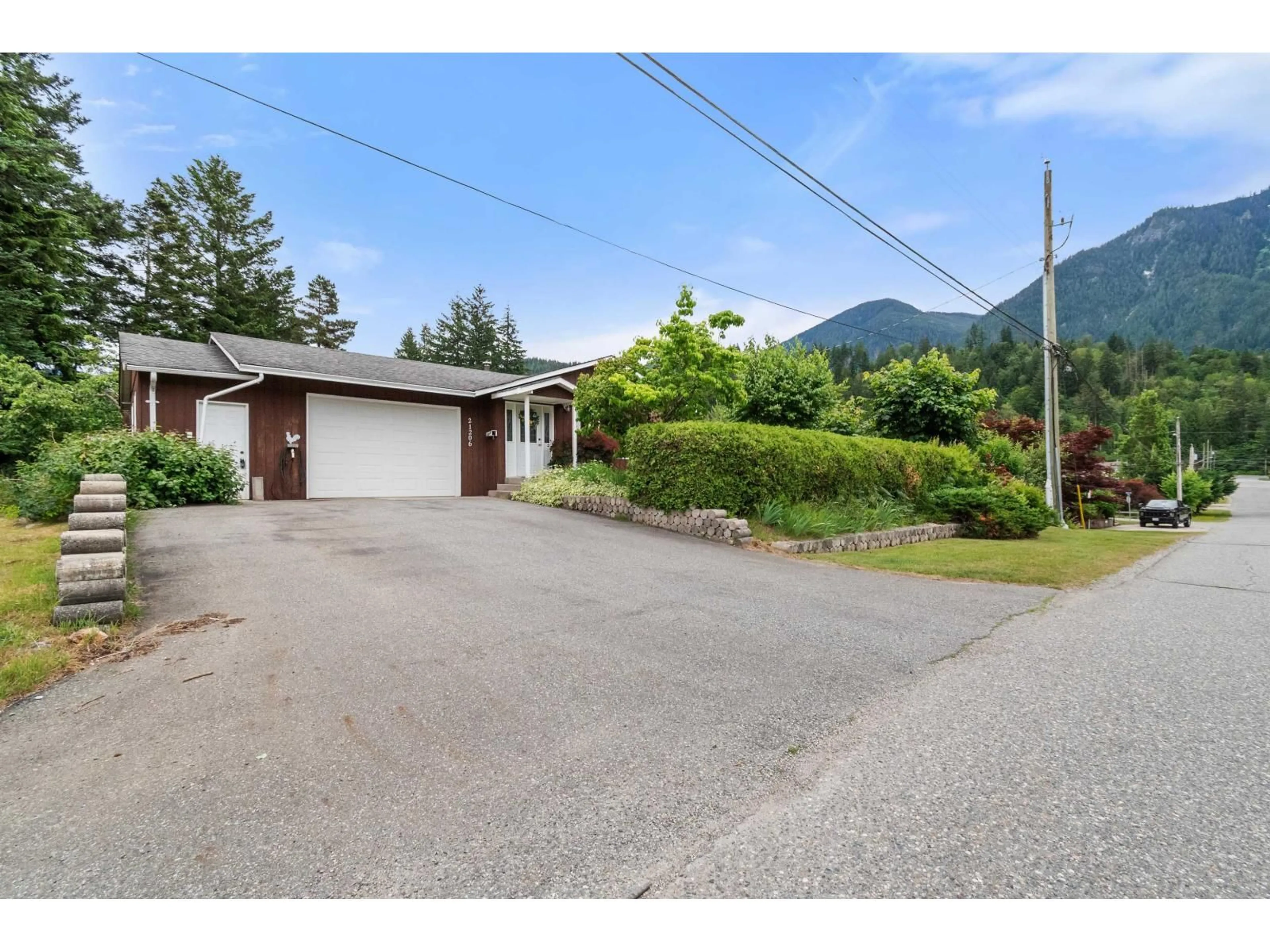 A pic from outside/outdoor area/front of a property/back of a property/a pic from drone, mountain view for 21206 LAKEVIEW CRESCENT, Hope British Columbia V0X1L1