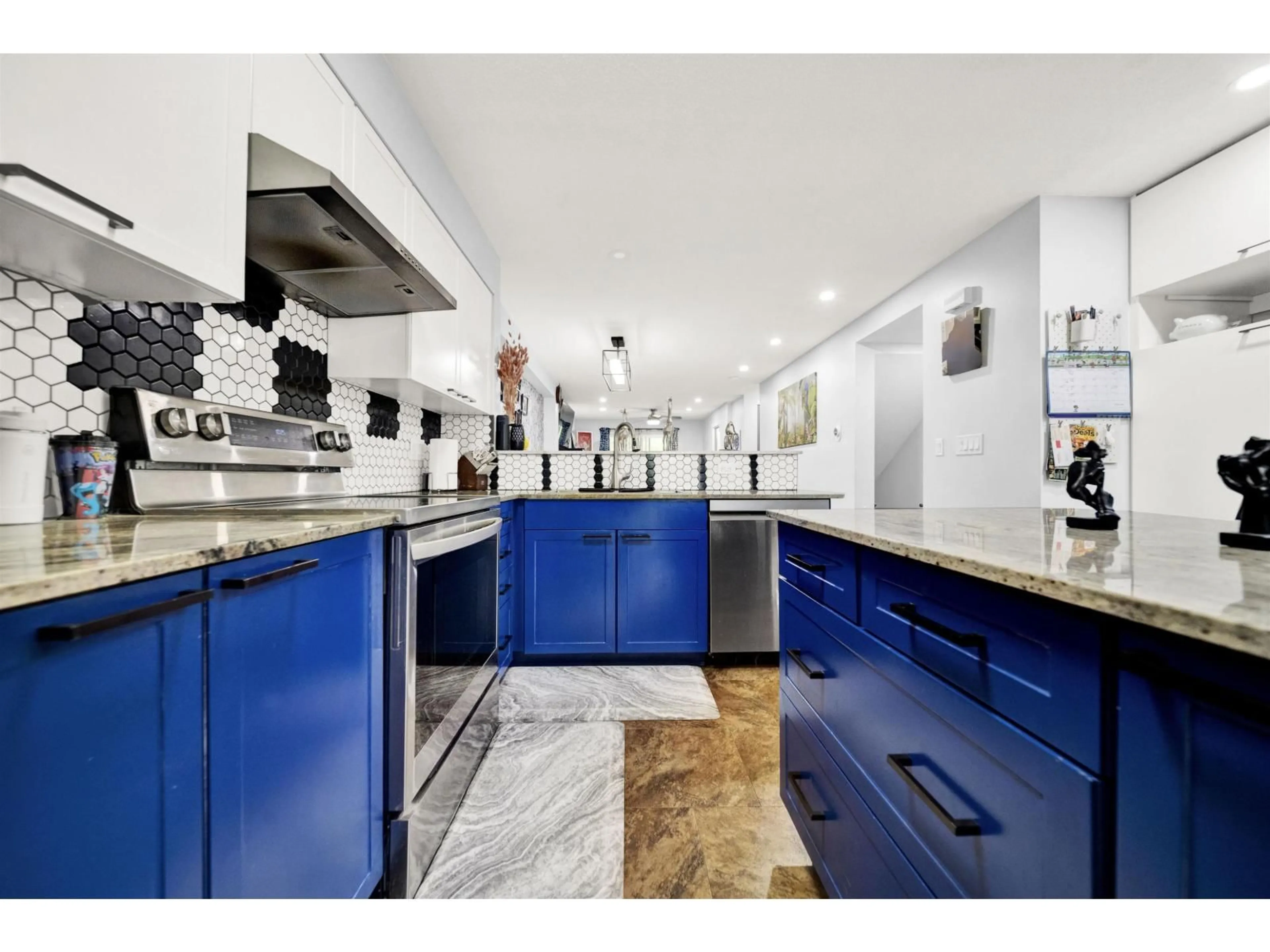 Contemporary kitchen, ceramic/tile floor for 64 - 19250 65 AVENUE, Surrey British Columbia V4N5R7