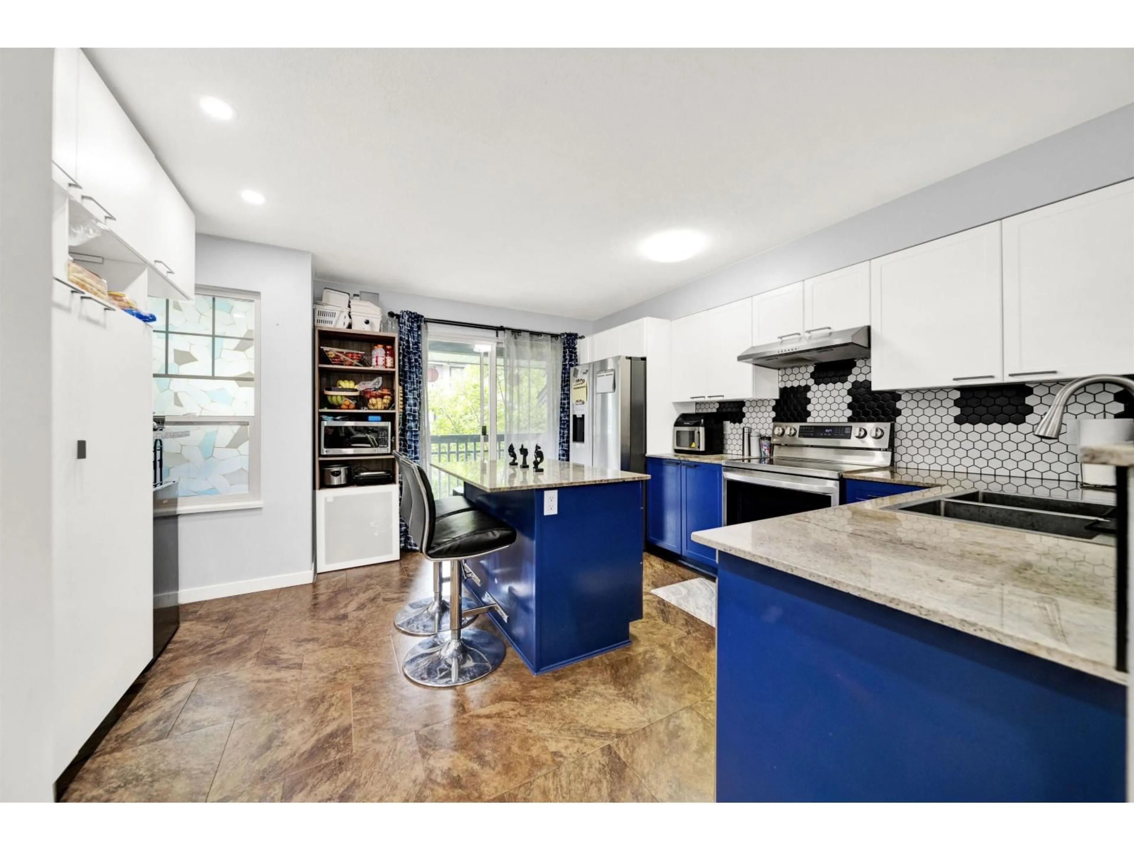 Open concept kitchen, ceramic/tile floor for 64 - 19250 65 AVENUE, Surrey British Columbia V4N5R7