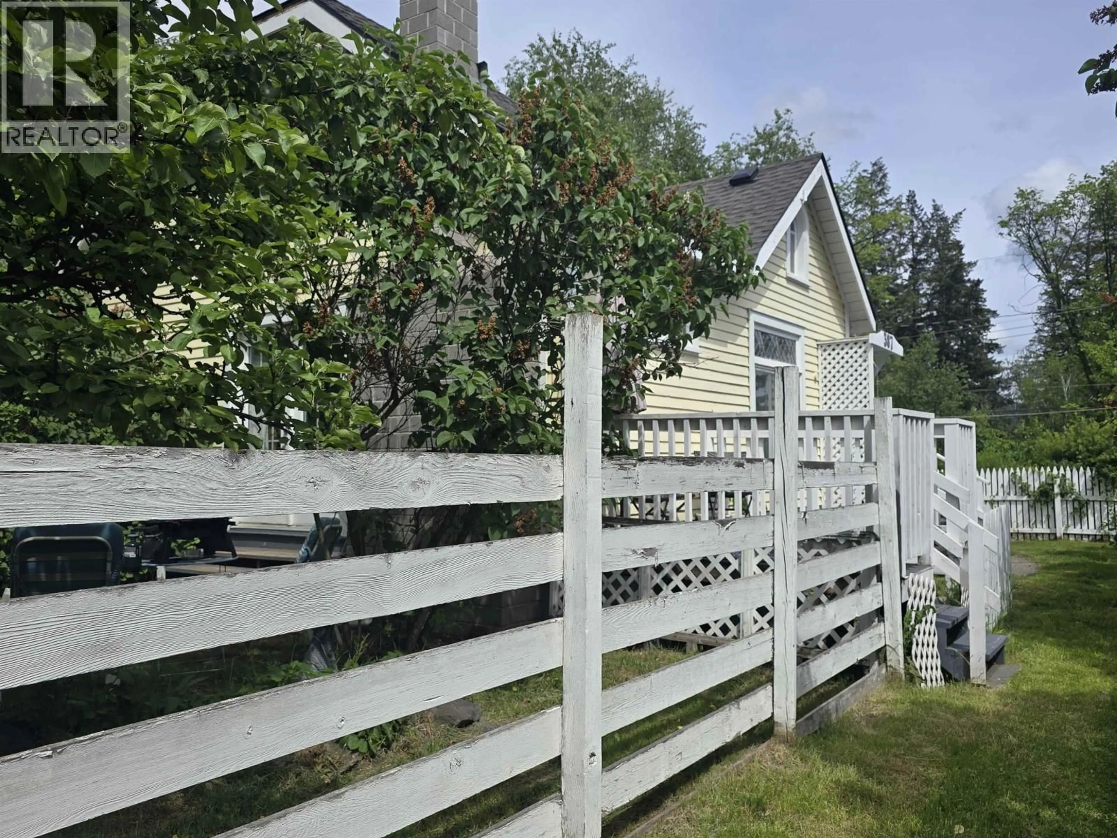 A pic from outside/outdoor area/front of a property/back of a property/a pic from drone, street for 387 BOWRON AVENUE, Quesnel British Columbia V2J2H3