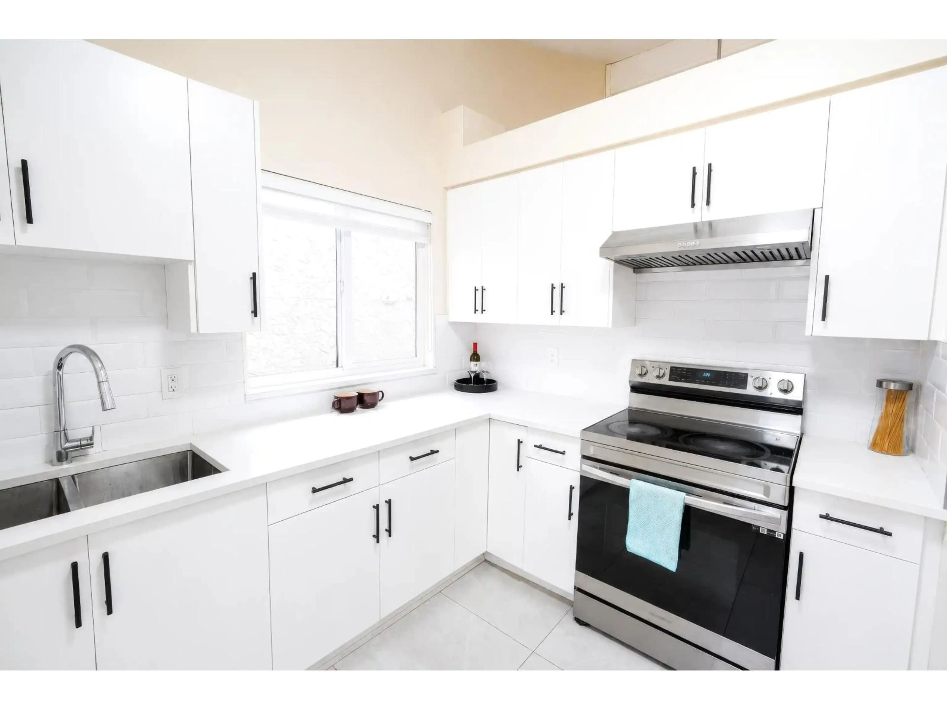 Standard kitchen, ceramic/tile floor for 12458 76B AVENUE, Surrey British Columbia V3W7W6