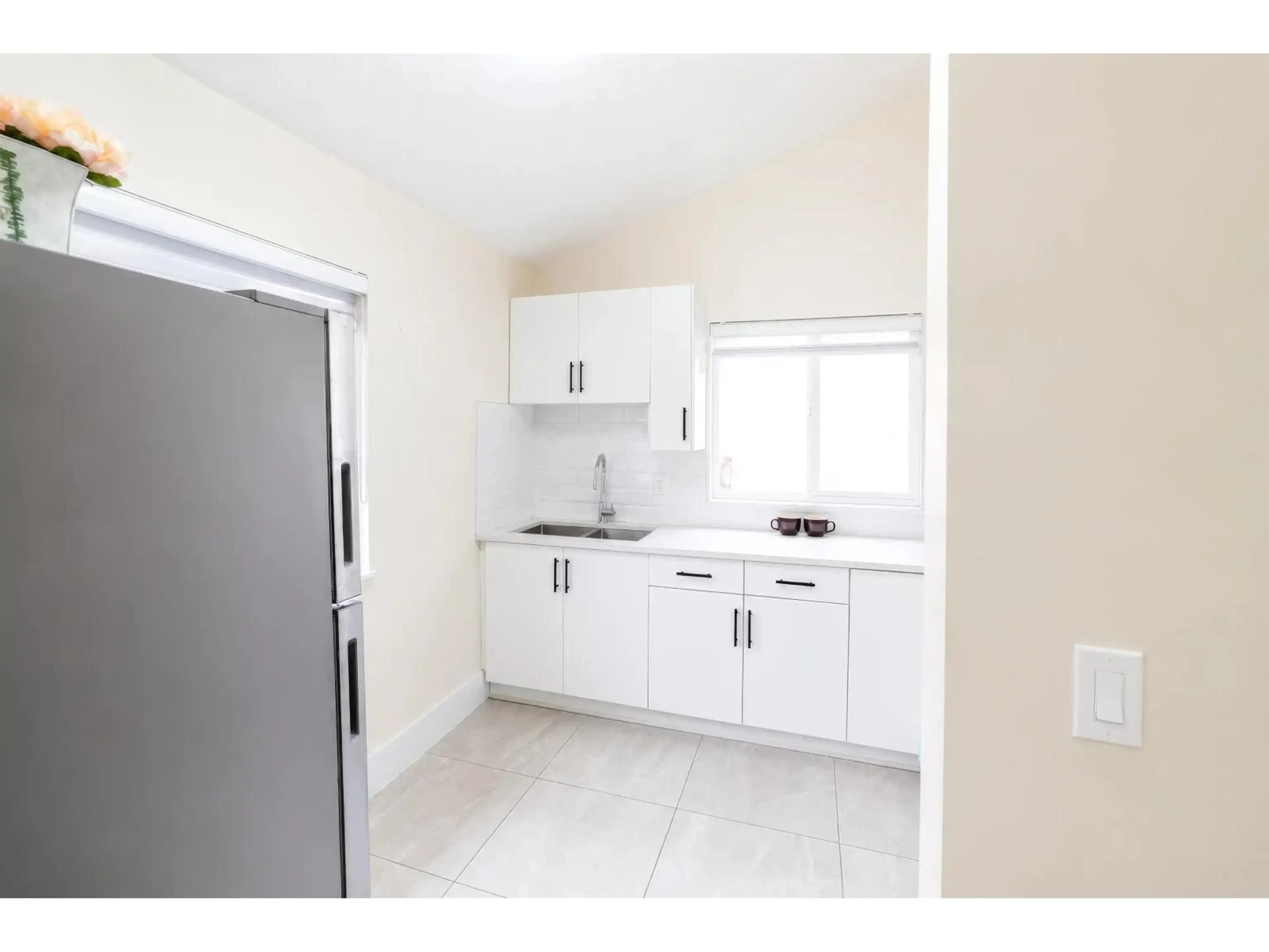 Standard kitchen, unknown for 12458 76B AVENUE, Surrey British Columbia V3W7W6
