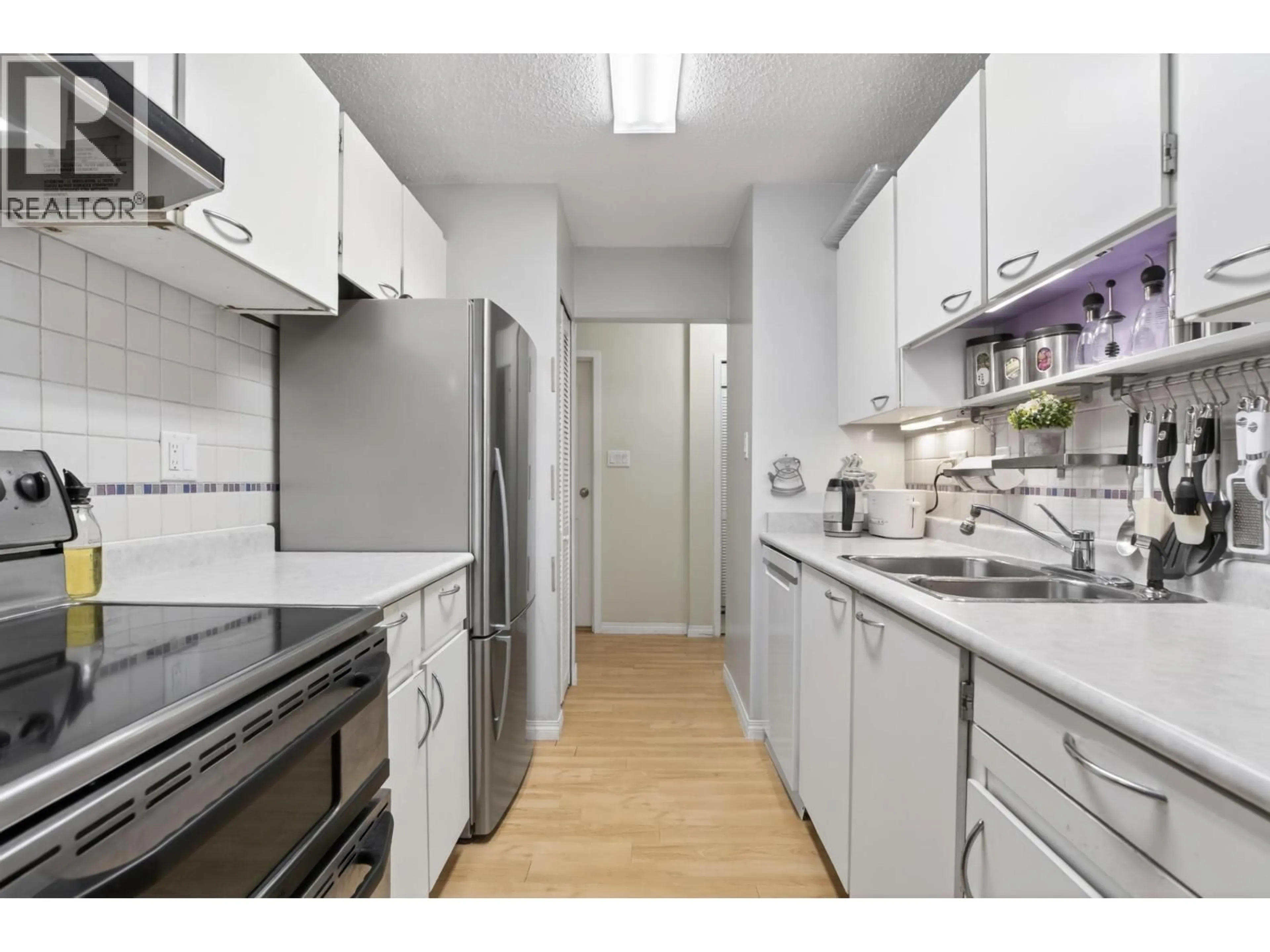 Standard kitchen, unknown for 105 - 236 2ND STREET, North Vancouver British Columbia V7M1C6
