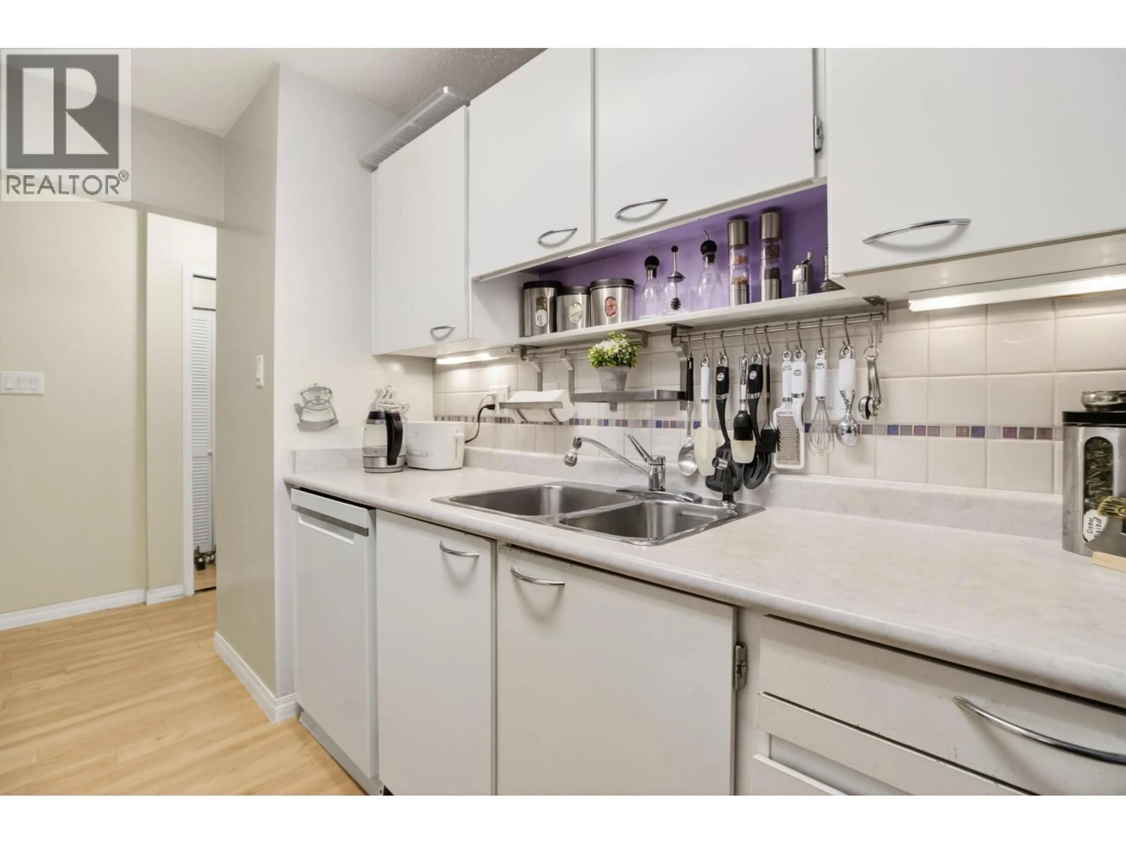Standard kitchen, unknown for 105 - 236 2ND STREET, North Vancouver British Columbia V7M1C6