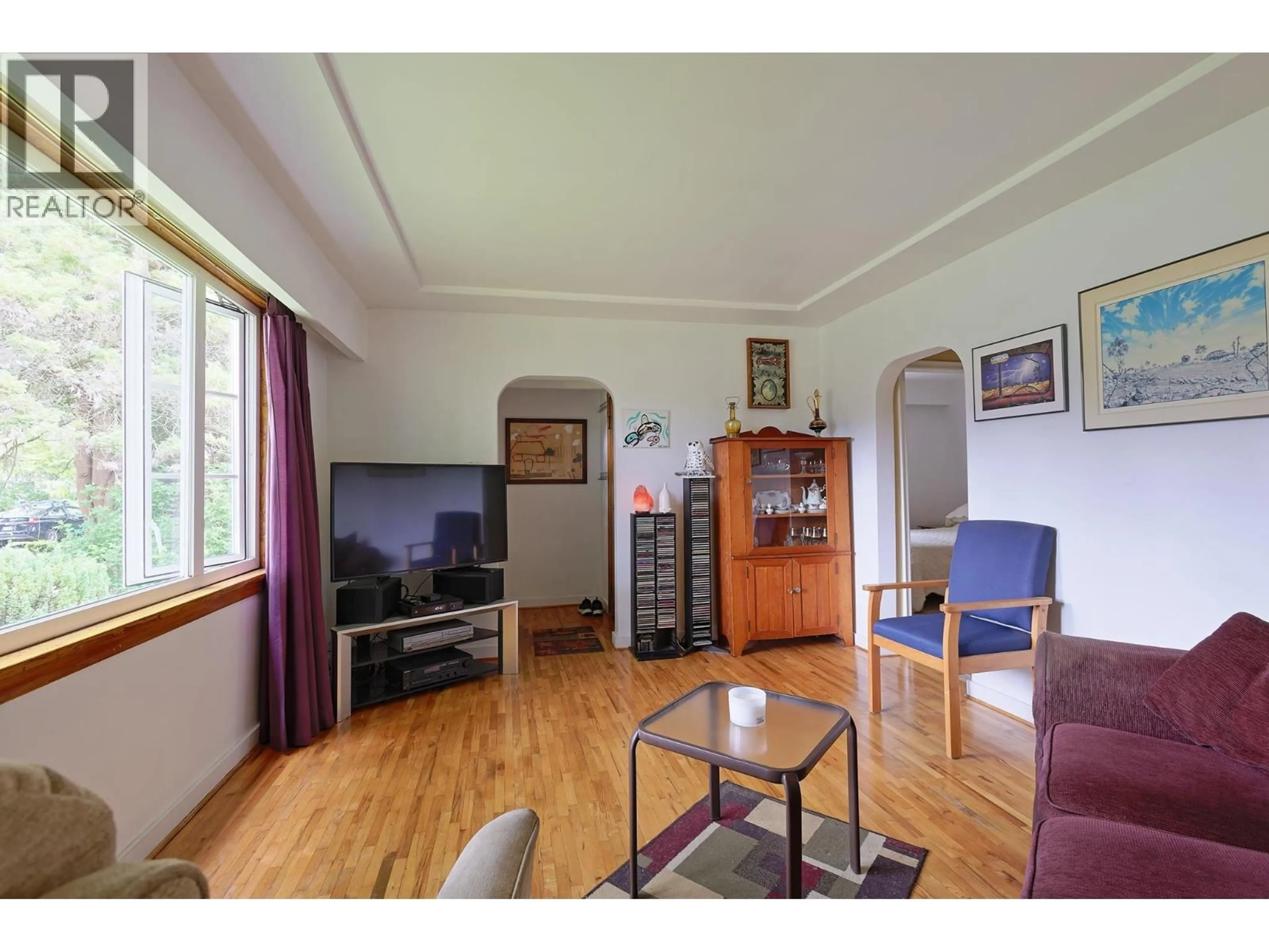 Living room with furniture, wood/laminate floor for 2546 ETON STREET, Vancouver British Columbia V5K1J7