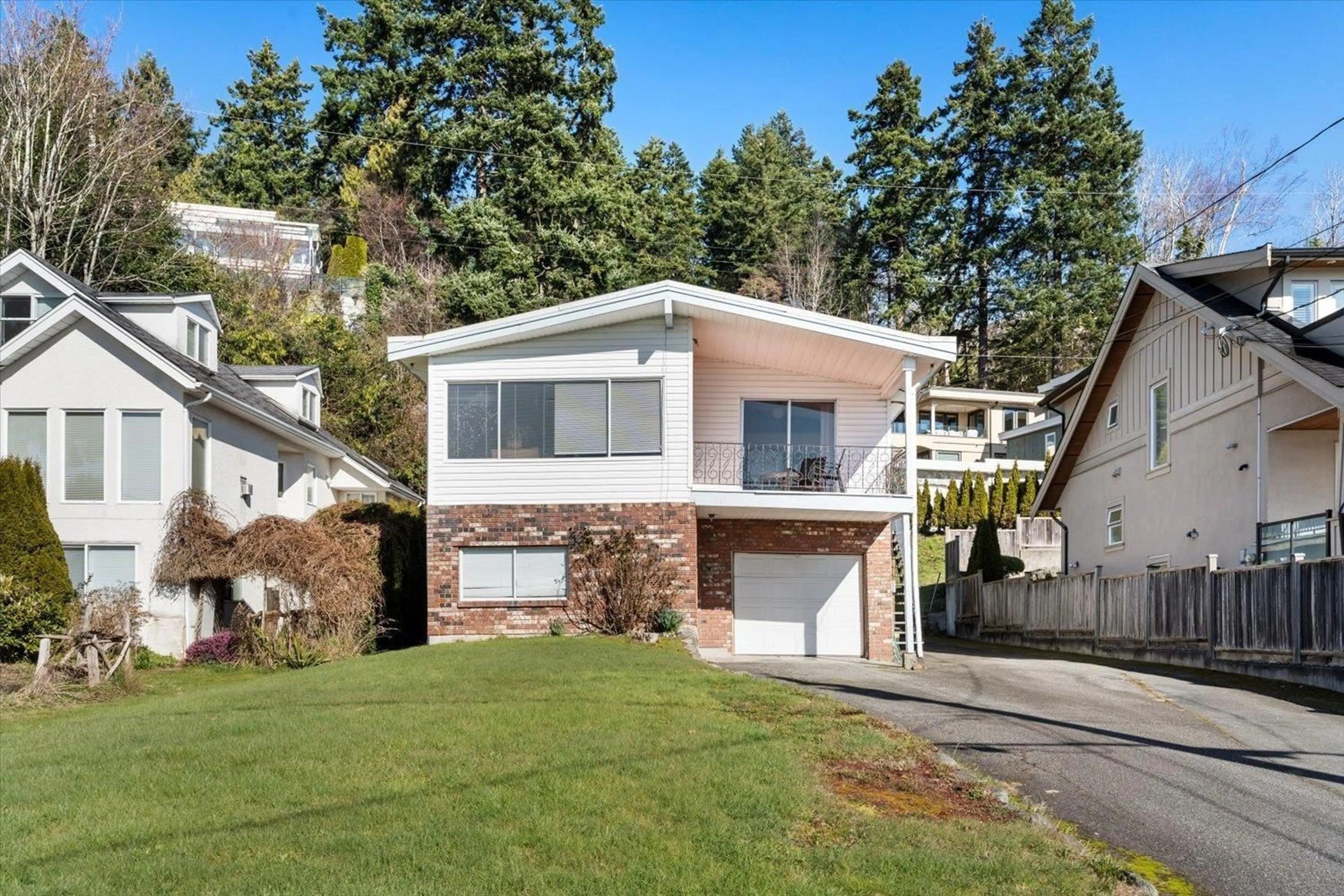Home with vinyl exterior material, street for 14667 BEACH AVENUE WEST, White Rock British Columbia V4B2T9