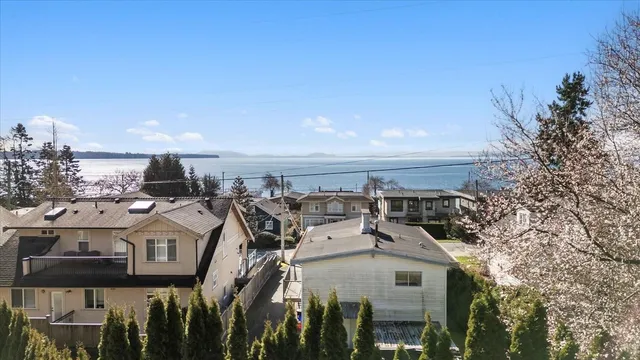 14667 BEACH AVENUE WEST, White Rock 3