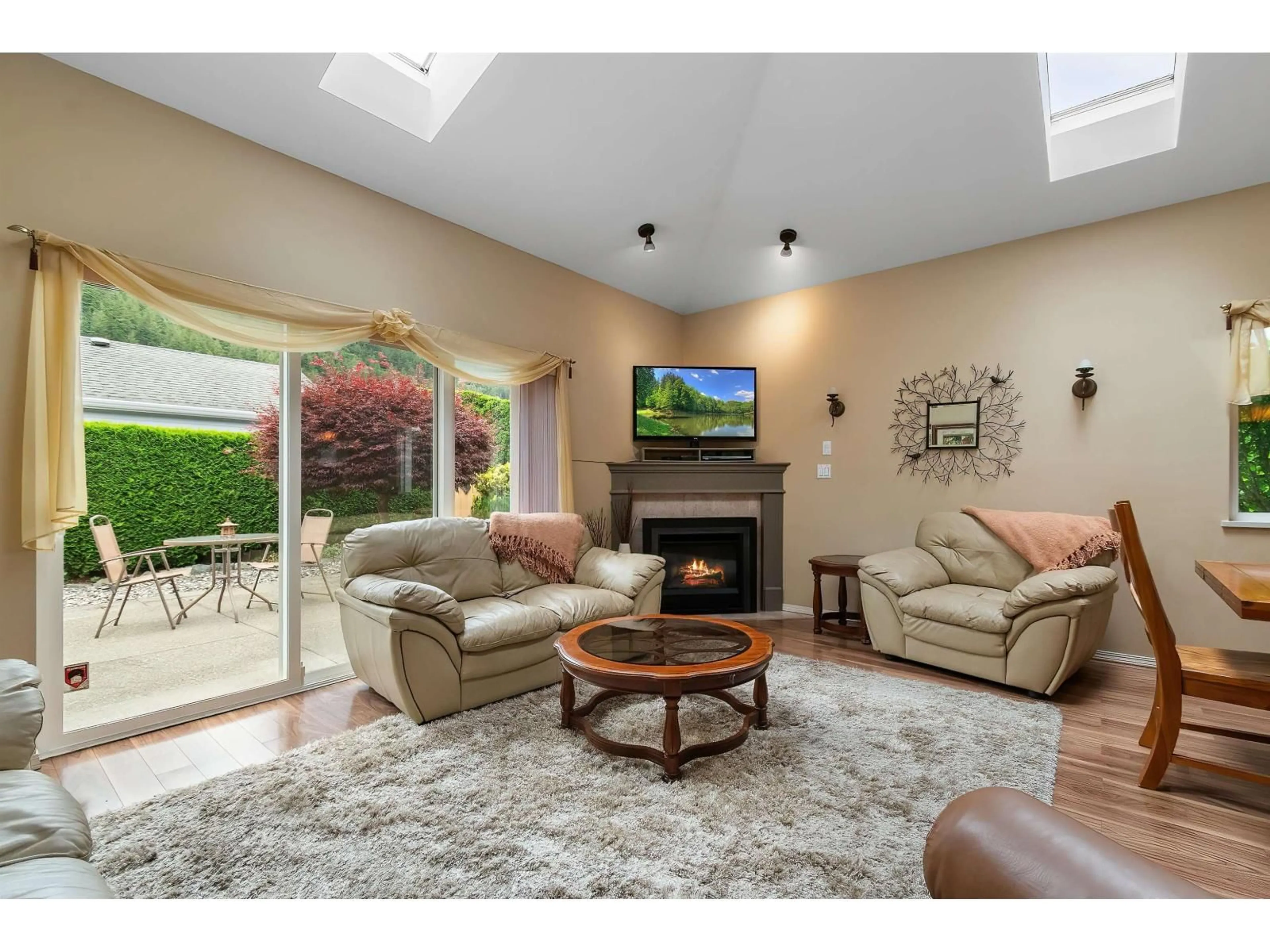 Living room with furniture, unknown for 38 - 730 MCCOMBS DRIVE, Harrison Hot Springs British Columbia V0M1K0