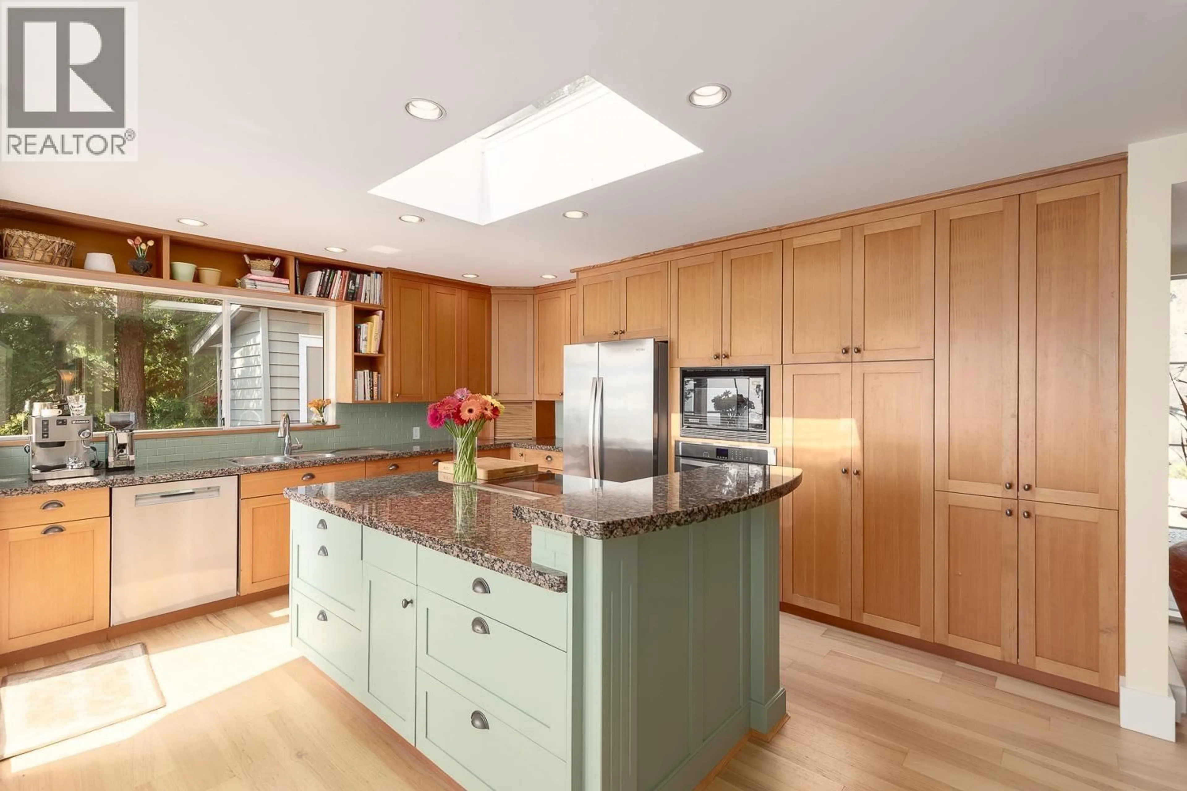 Contemporary kitchen, unknown for 1483 WEBB ROAD, Bowen Island British Columbia V0N1G0