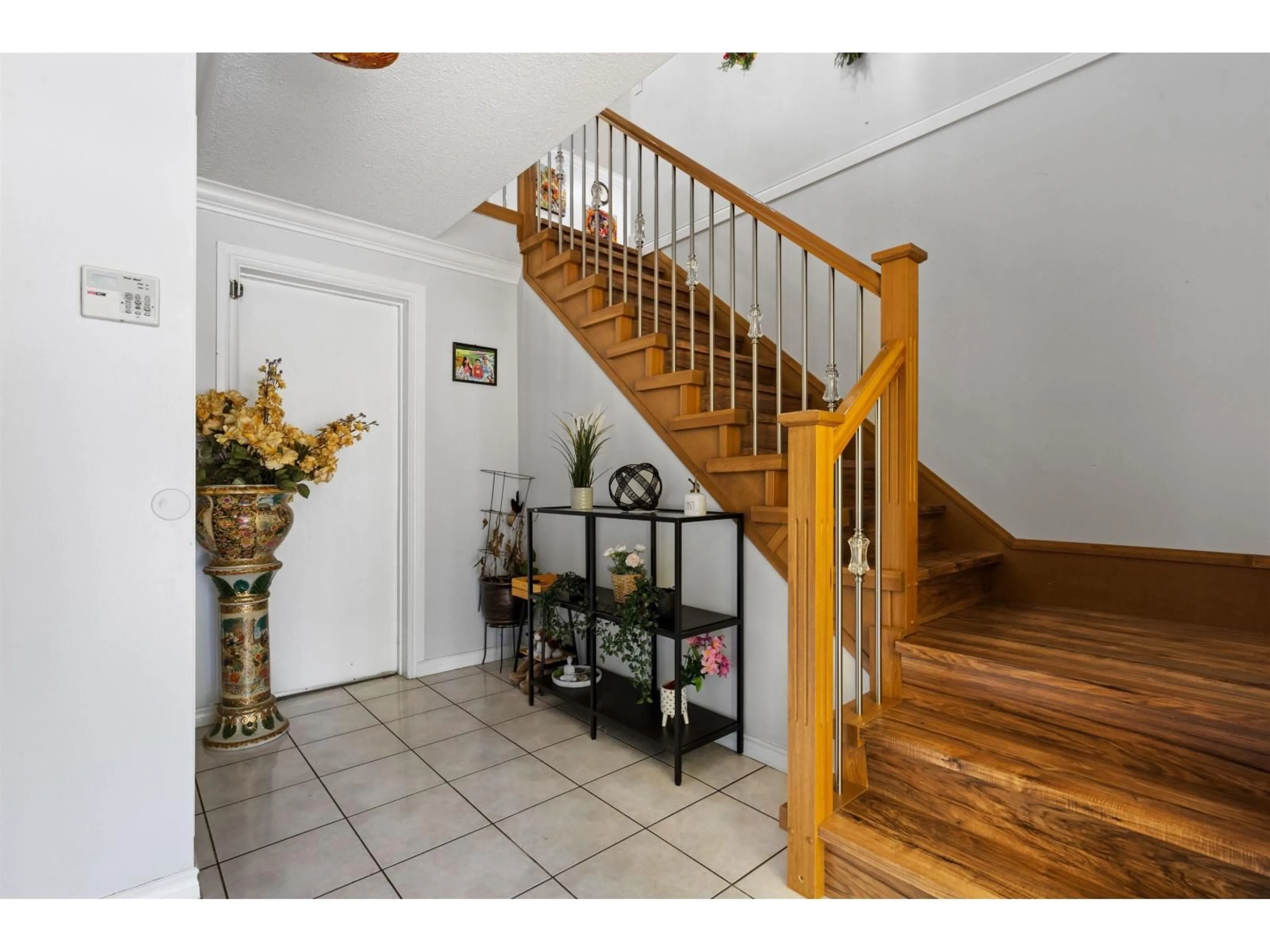 Indoor entryway for 8864 URSUS CRESCENT, Surrey British Columbia V3V6L4