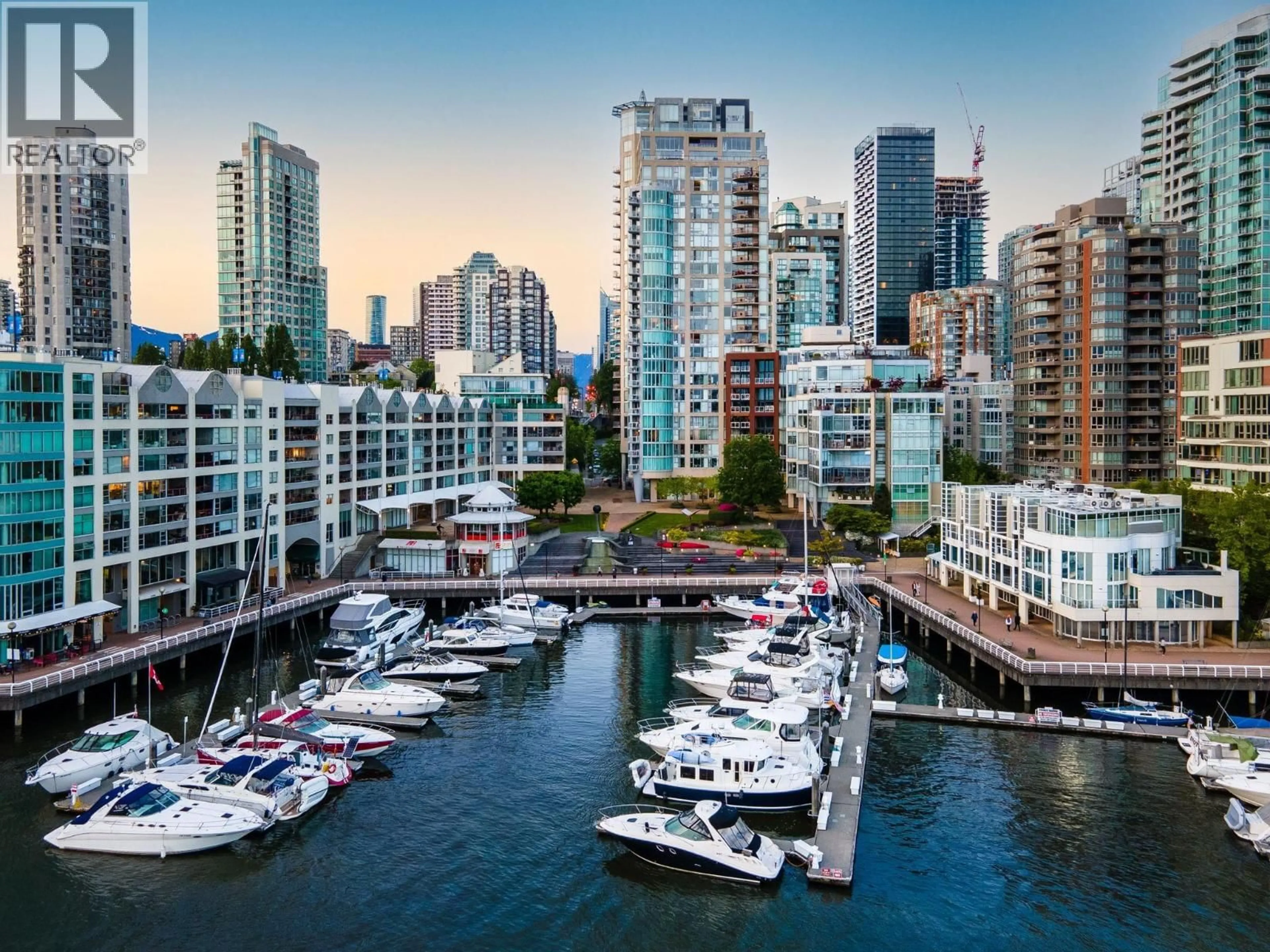 A pic from outside/outdoor area/front of a property/back of a property/a pic from drone, city buildings view from balcony for 1005 - 1000 BEACH AVENUE, Vancouver British Columbia V6E4M2