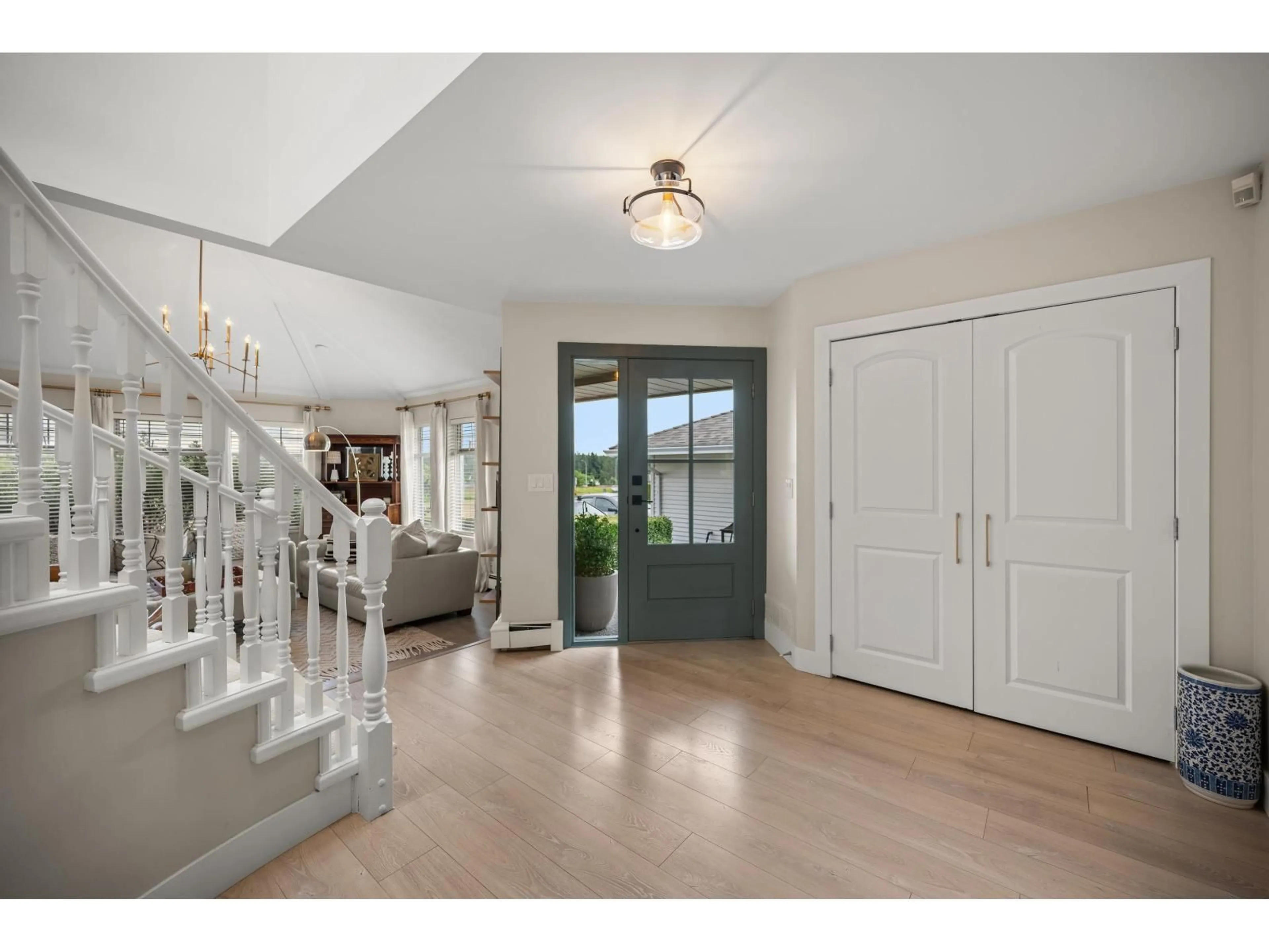 Indoor entryway for 877 166 STREET, Surrey British Columbia V4A9C4