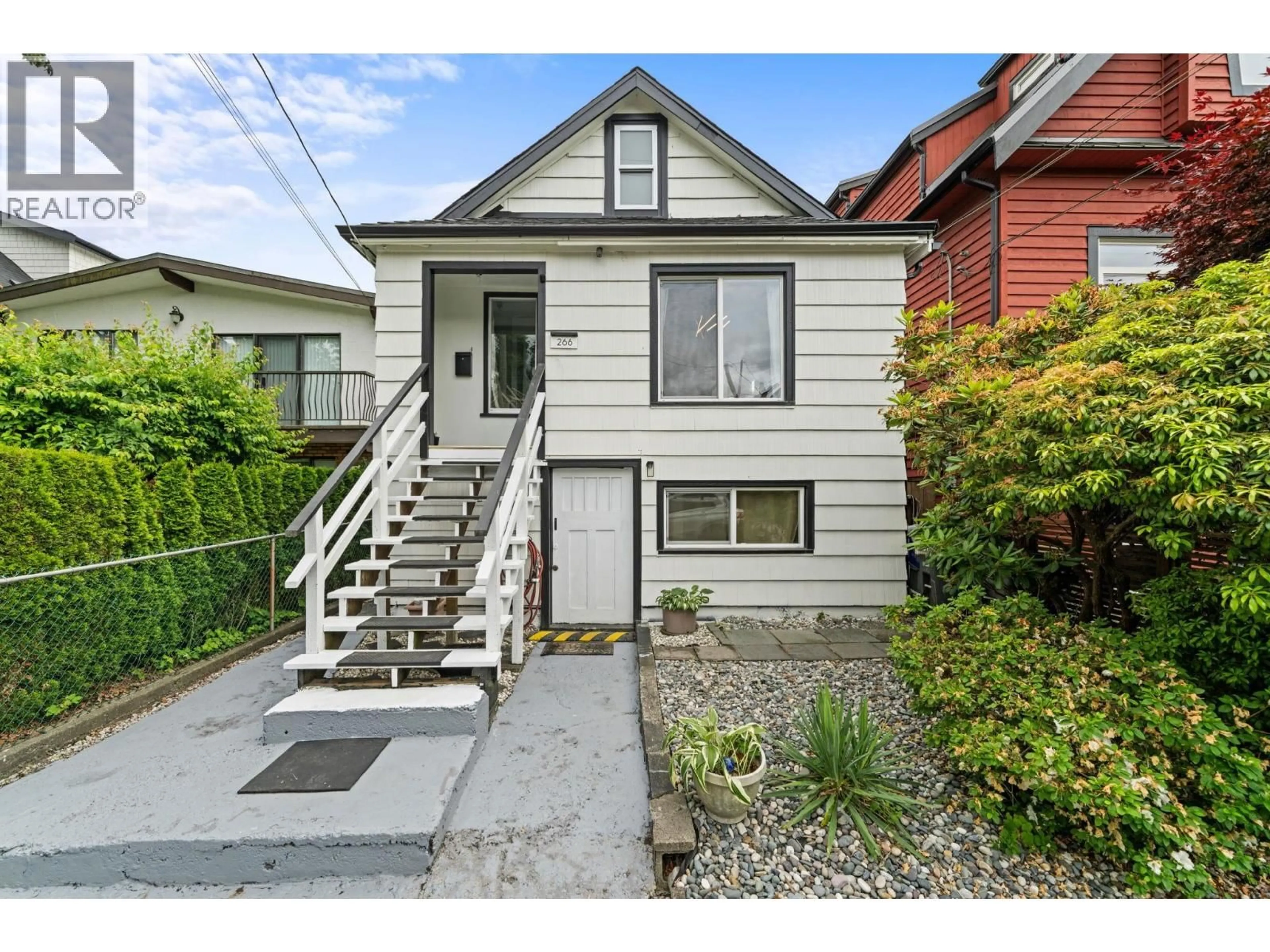 Home with vinyl exterior material, street for 266 32ND AVENUE, Vancouver British Columbia V5V2Y3