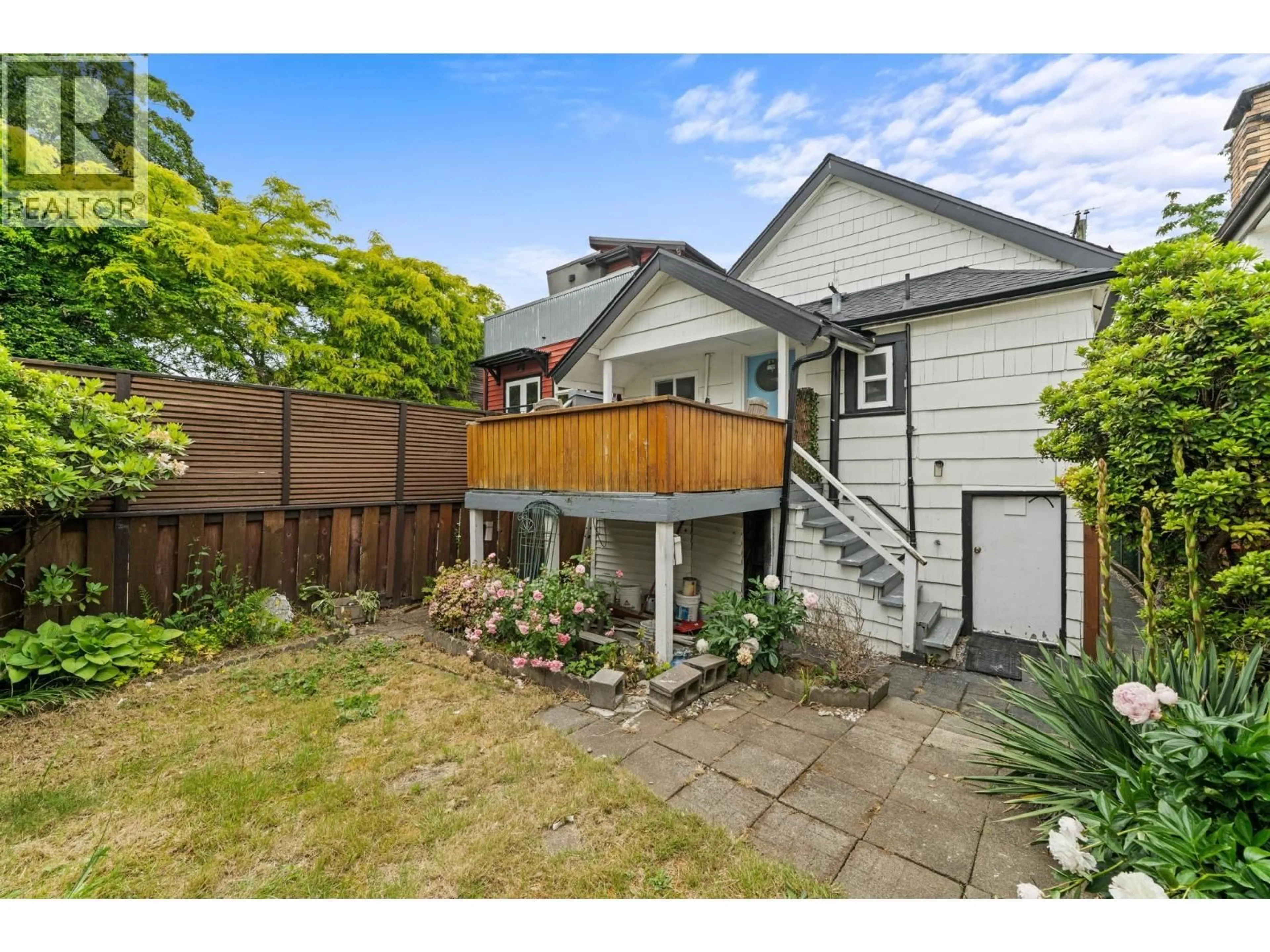A pic from outside/outdoor area/front of a property/back of a property/a pic from drone, street for 266 32ND AVENUE, Vancouver British Columbia V5V2Y3