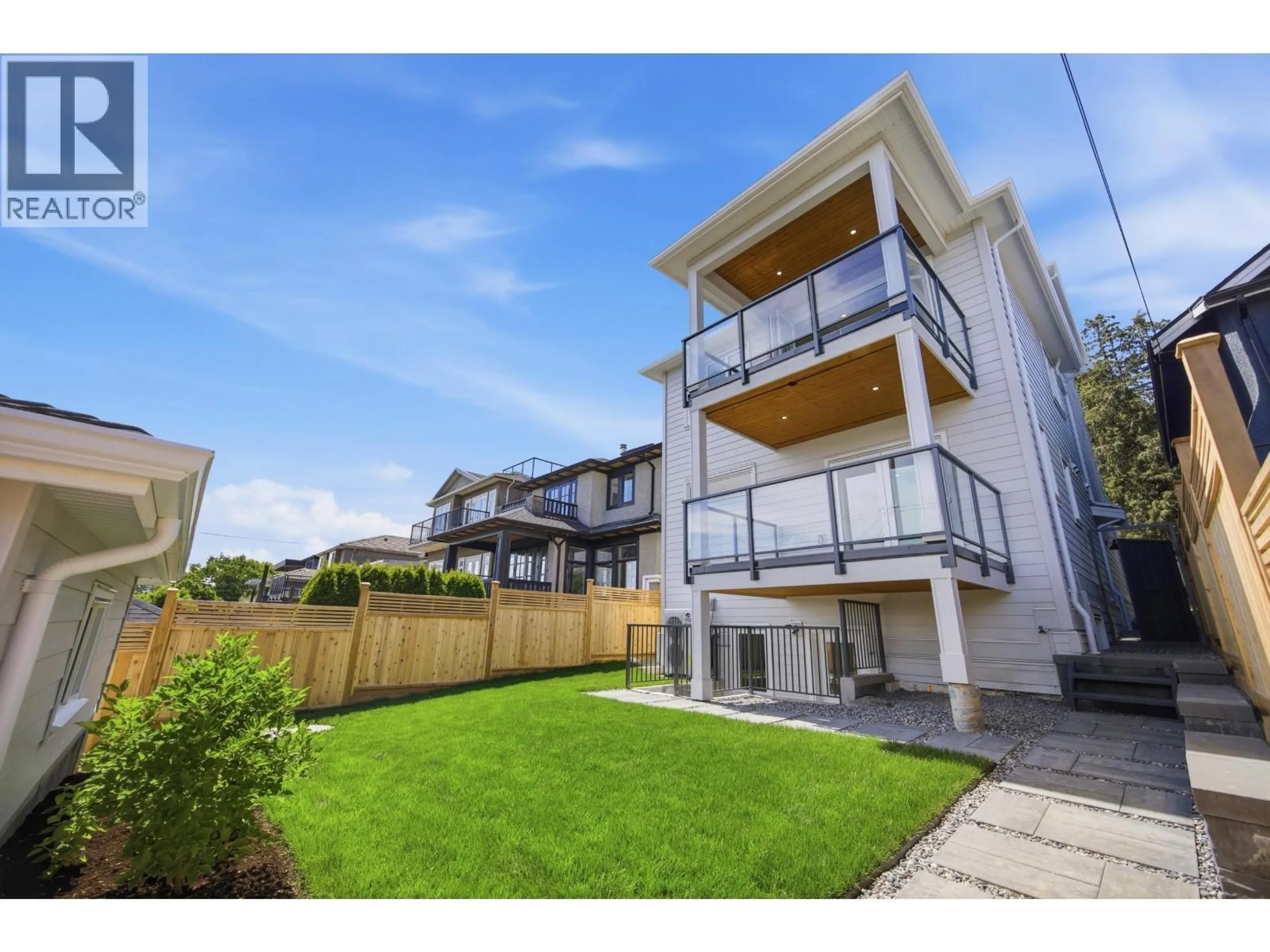 A pic from outside/outdoor area/front of a property/back of a property/a pic from drone, street for 40 SEA AVENUE, Burnaby British Columbia V5B3W6