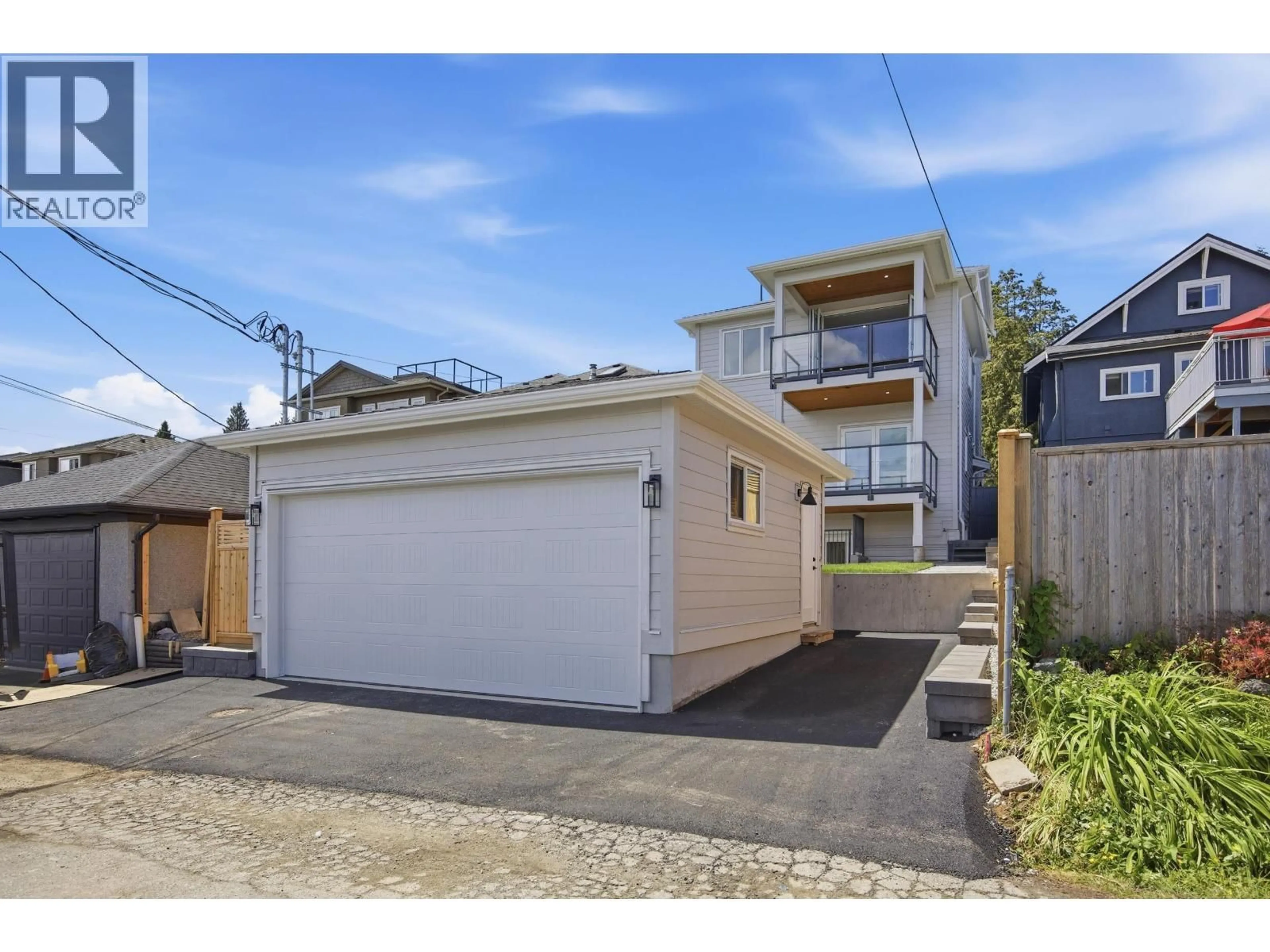 A pic from outside/outdoor area/front of a property/back of a property/a pic from drone, street for 40 SEA AVENUE, Burnaby British Columbia V5B3W6