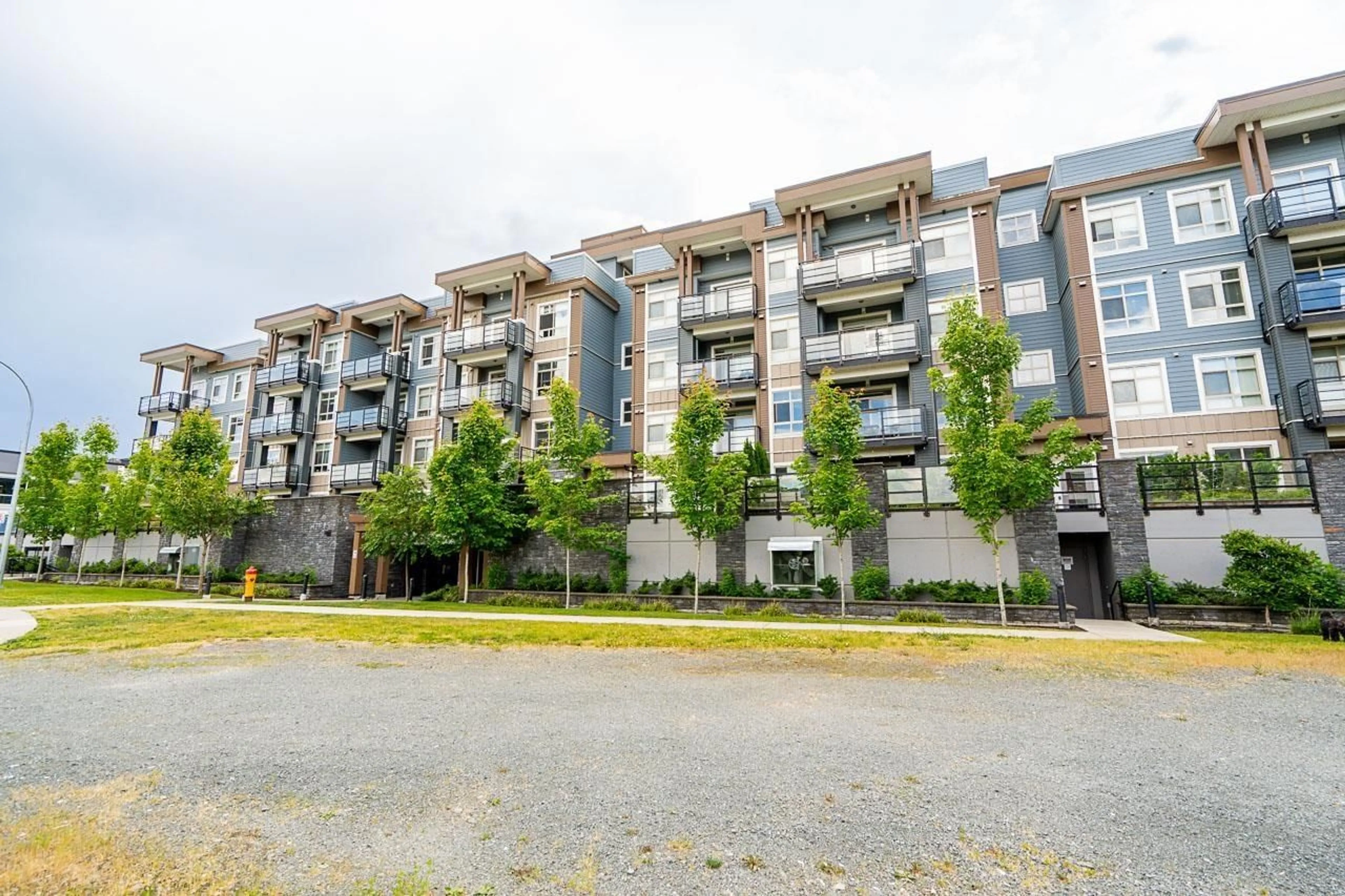 Patio, building for 307 - 45562 AIRPORT ROAD, Chilliwack British Columbia V2P0J8