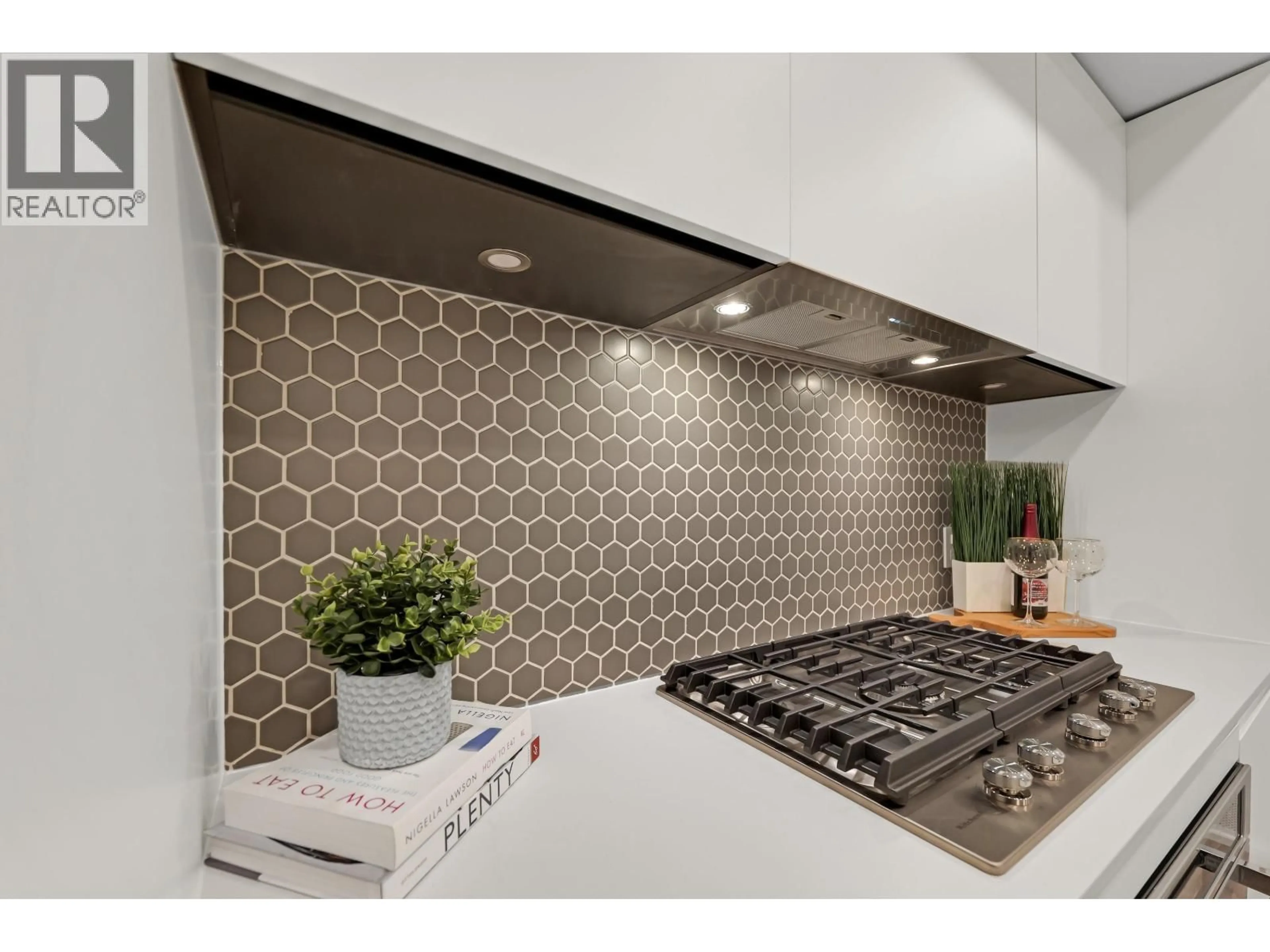 Contemporary kitchen, ceramic/tile floor for 320 - 1500 SCOTT CRESCENT, Squamish British Columbia V8B1G5