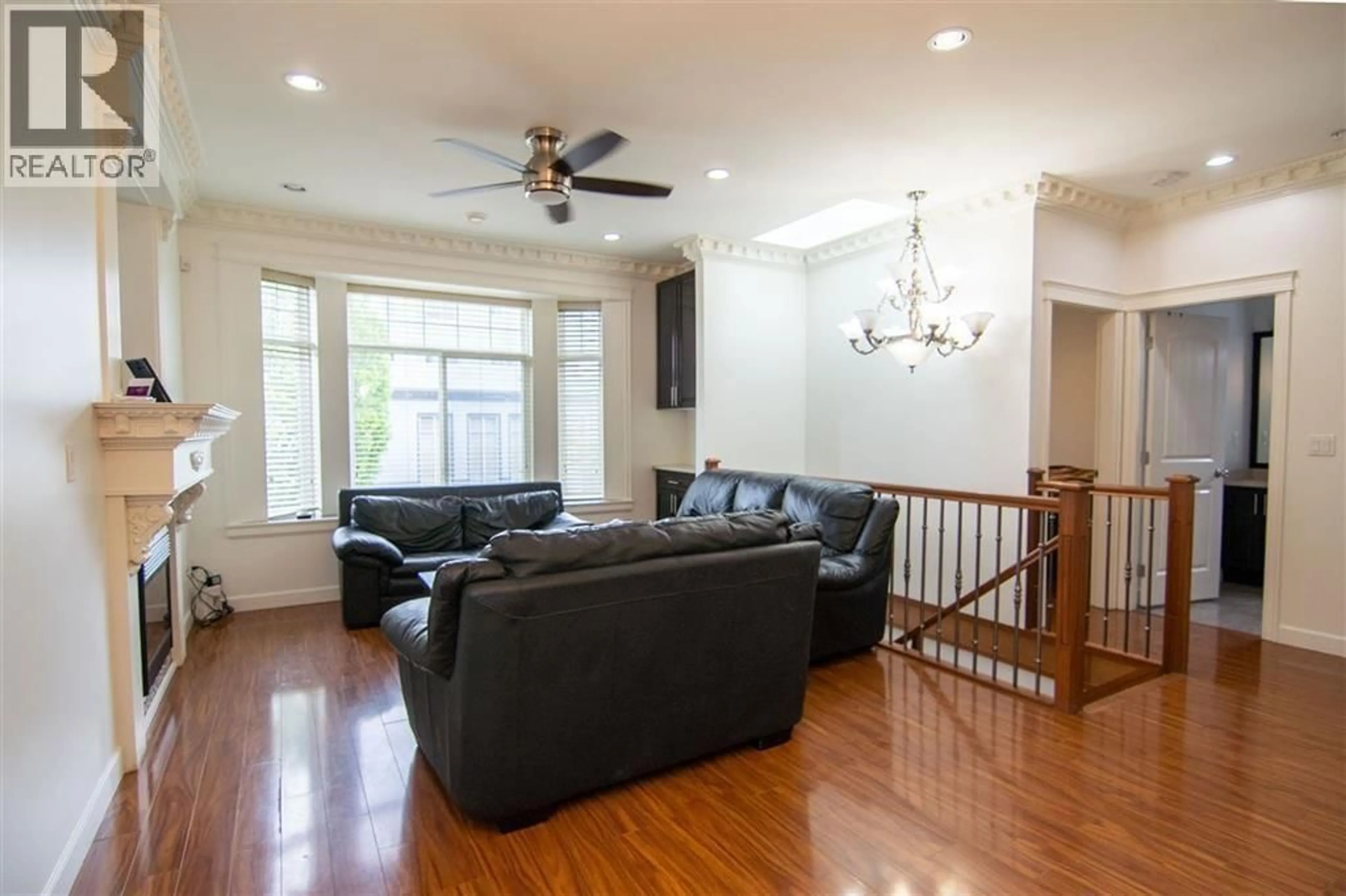 Living room with furniture, wood/laminate floor for 728 49TH AVENUE, Vancouver British Columbia V5W2H4