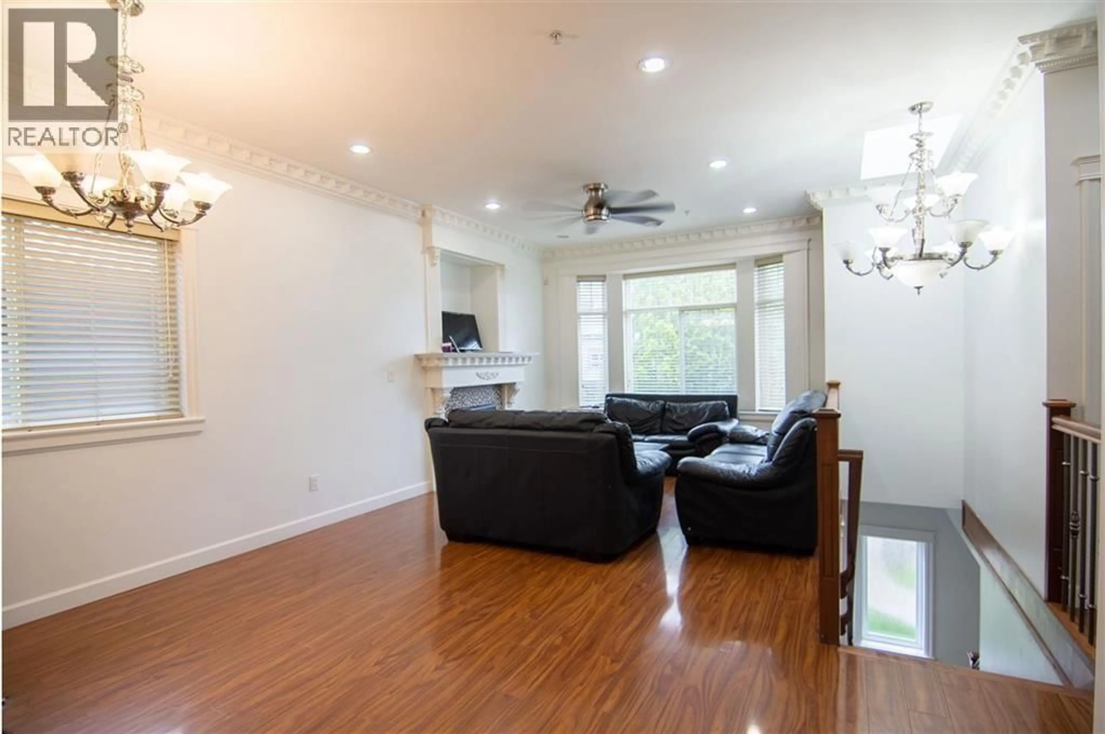 Living room with furniture, wood/laminate floor for 728 49TH AVENUE, Vancouver British Columbia V5W2H4
