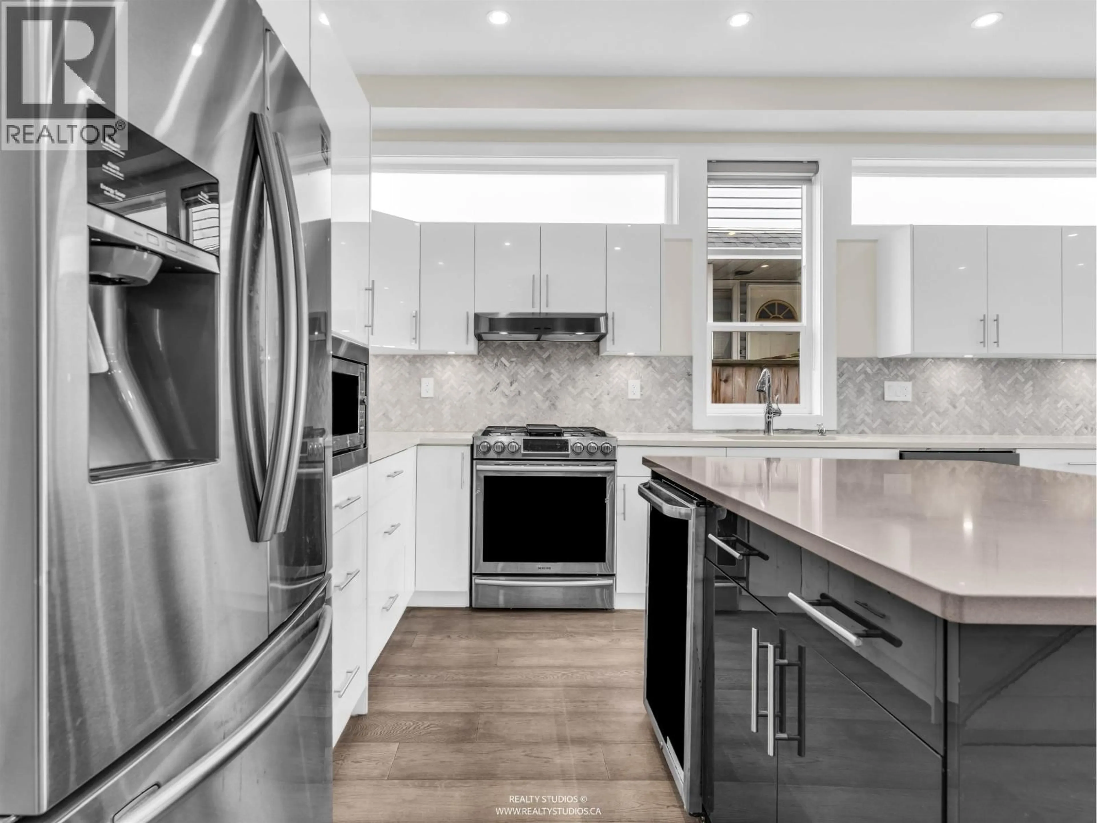 Contemporary kitchen, ceramic/tile floor for 409 KEITH ROAD, North Vancouver British Columbia V7M1M2