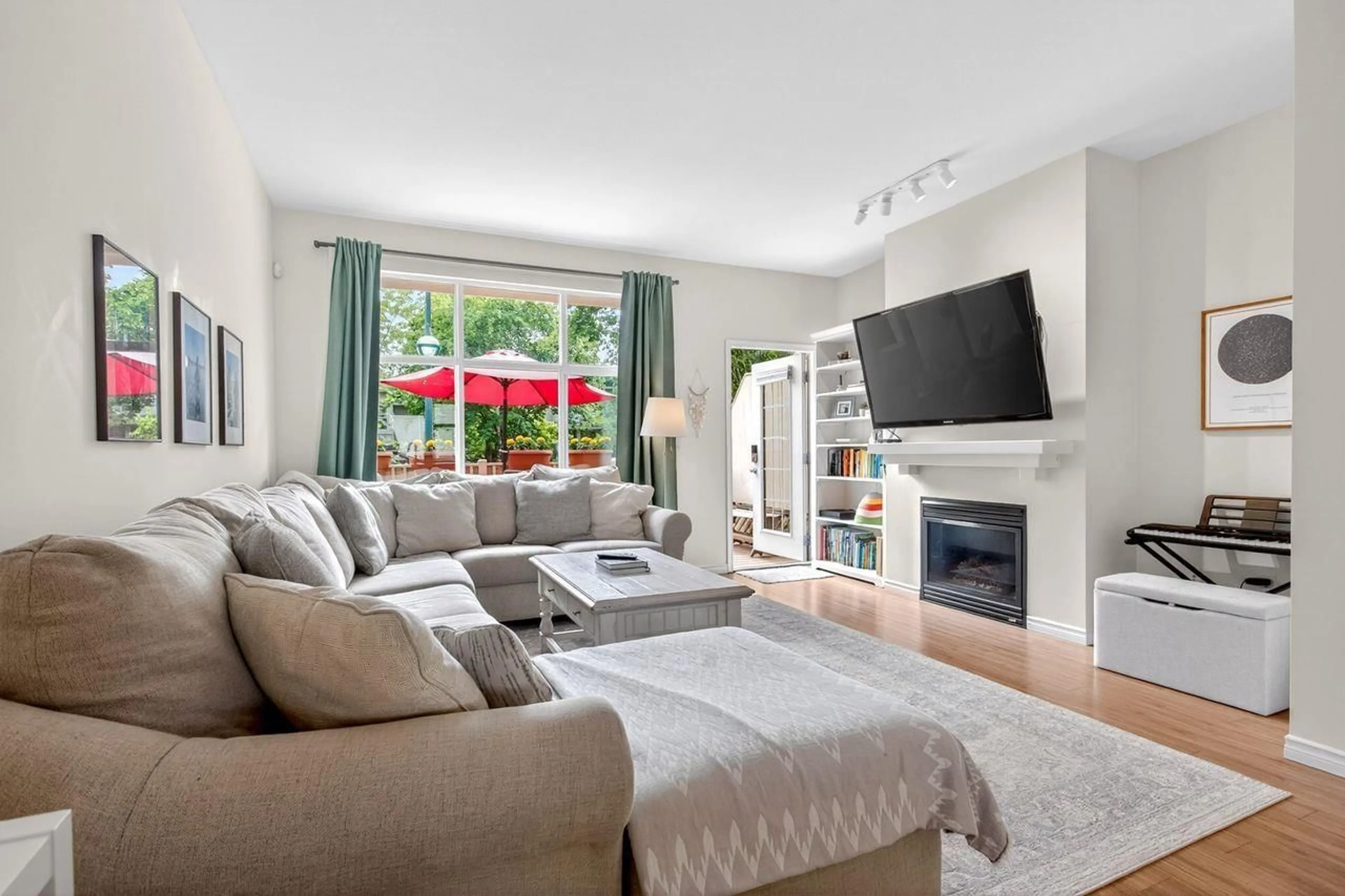 Living room with furniture, unknown for 56 - 14959 58 AVENUE, Surrey British Columbia V3S9Y9