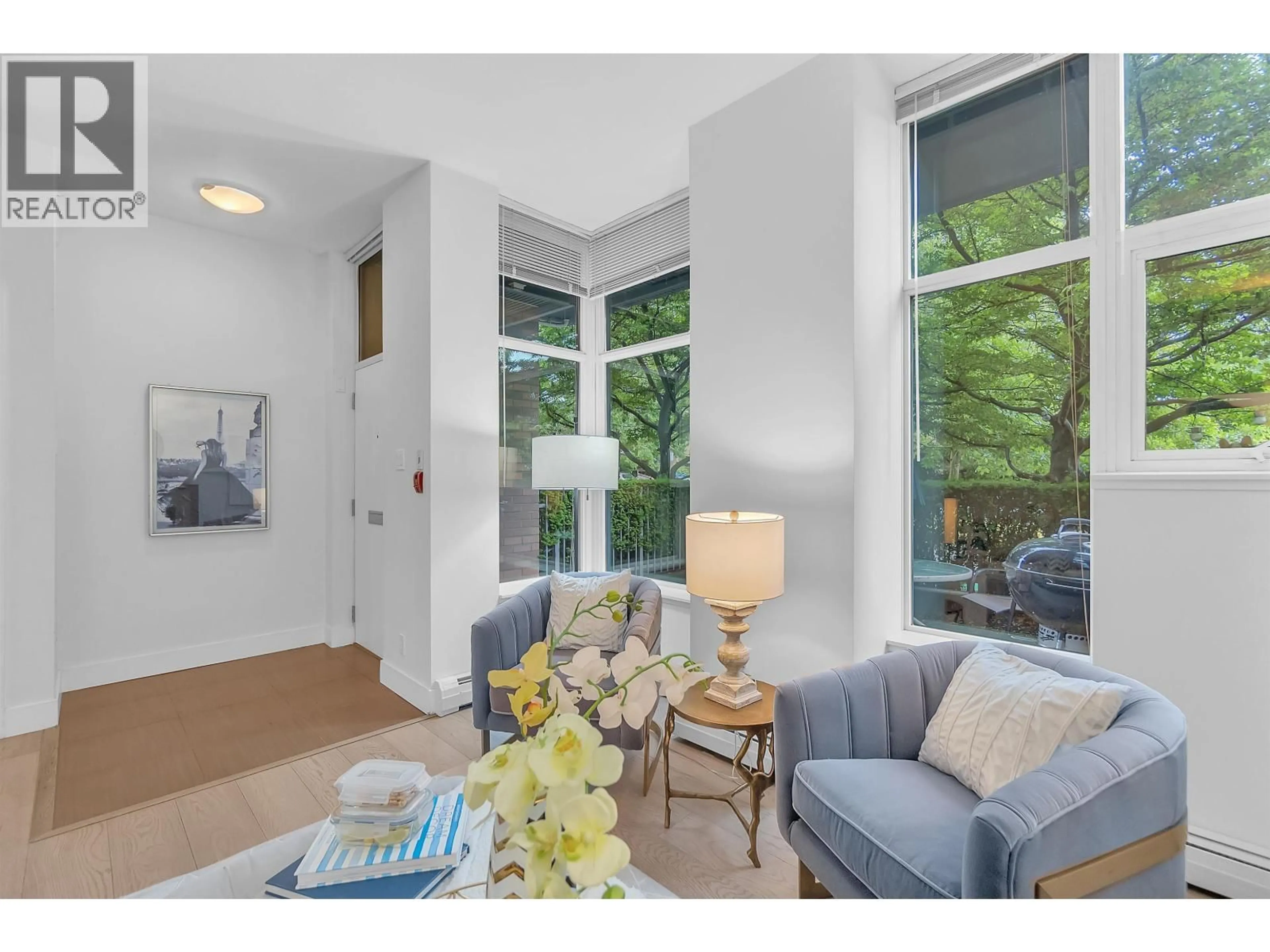 Living room with furniture, unknown for 164 13TH STREET, North Vancouver British Columbia V7M1N6
