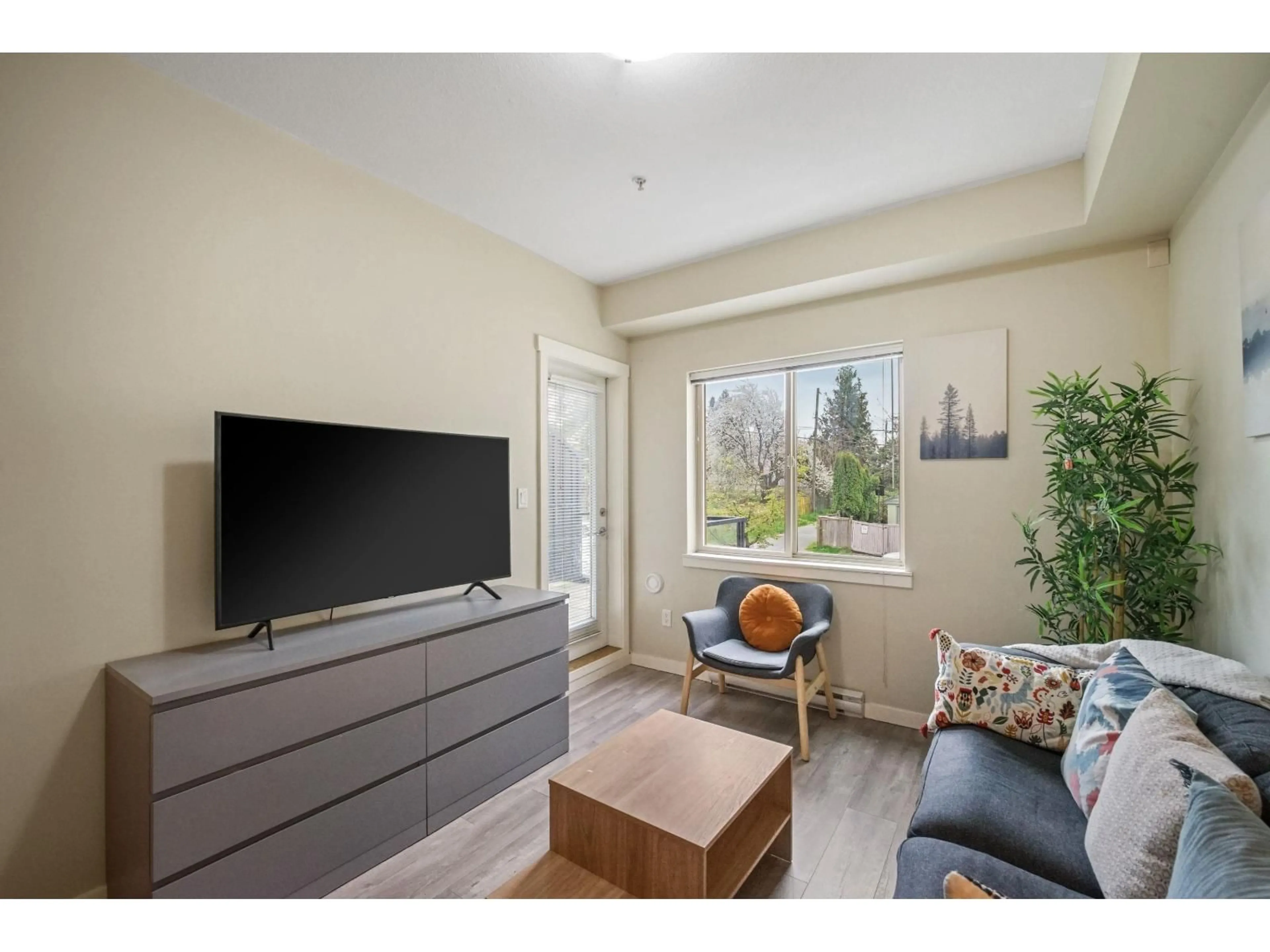 Living room with furniture, wood/laminate floor for 229 - 13789 107A AVENUE, Surrey British Columbia V3T0B8