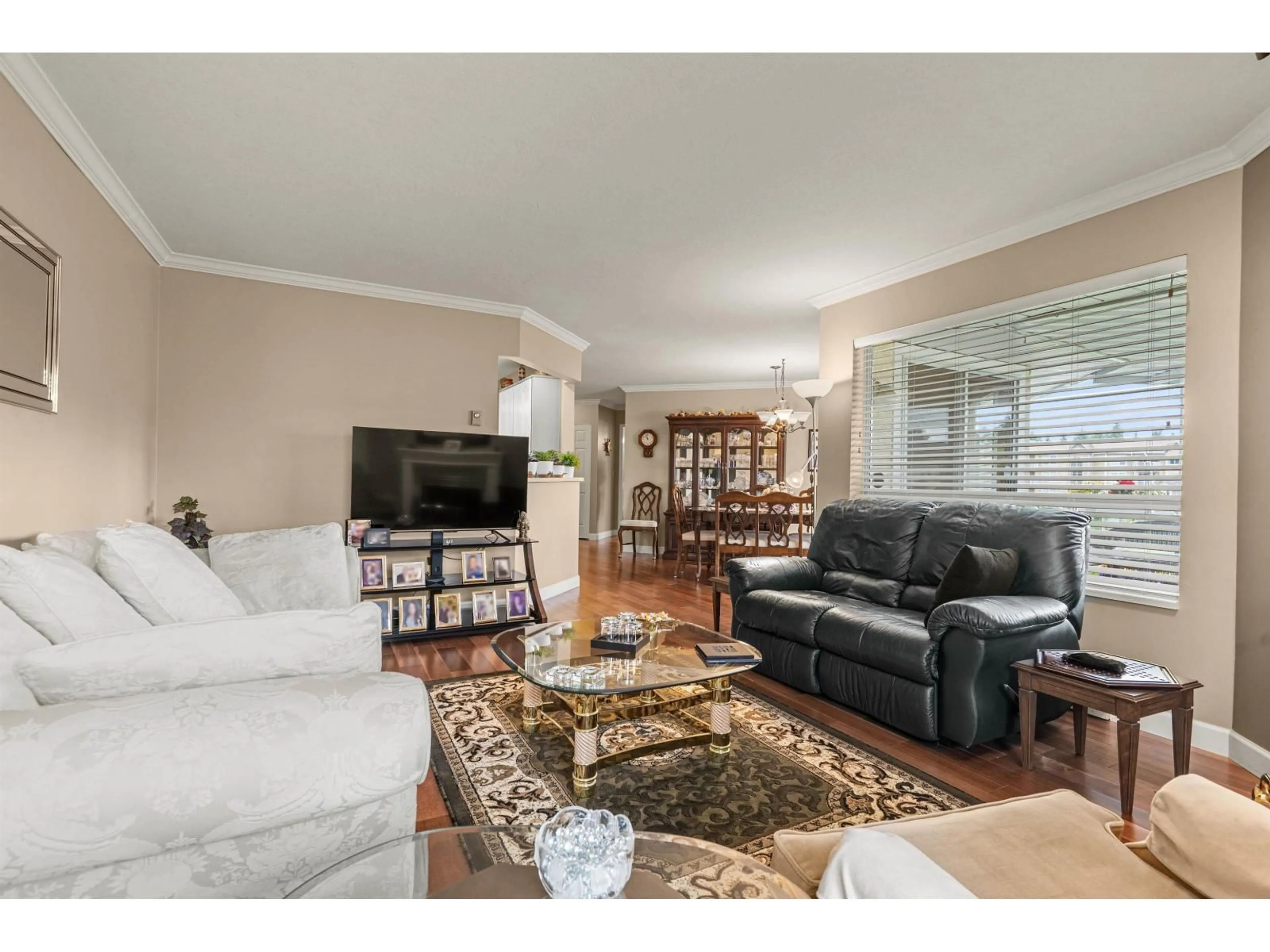 Living room with furniture, wood/laminate floor for 14 - 2475 EMERSON STREET, Abbotsford British Columbia V2T4W5