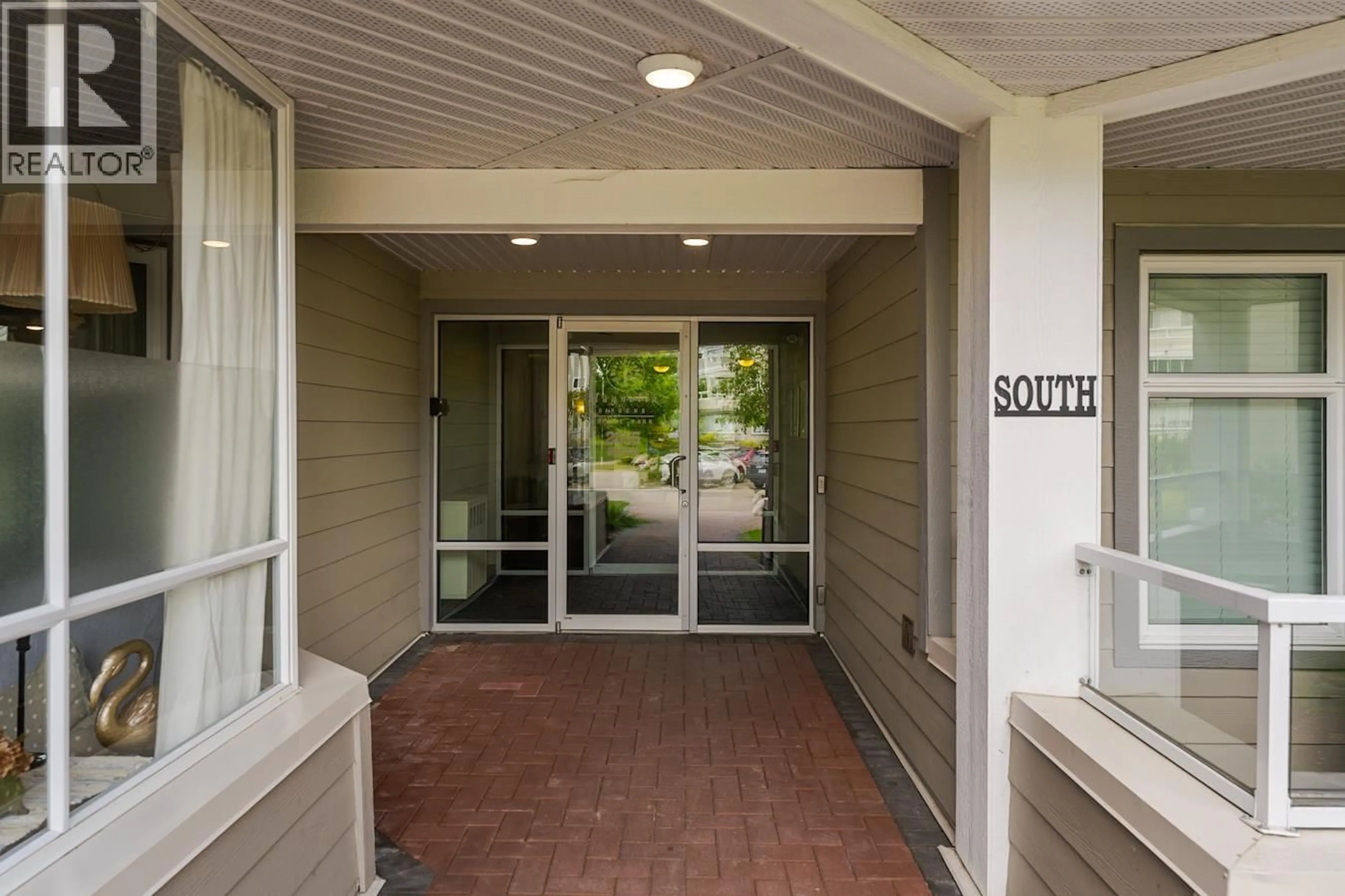 Indoor foyer for 221 - 2055 INGLEDEW STREET, Prince George British Columbia V2L5S1