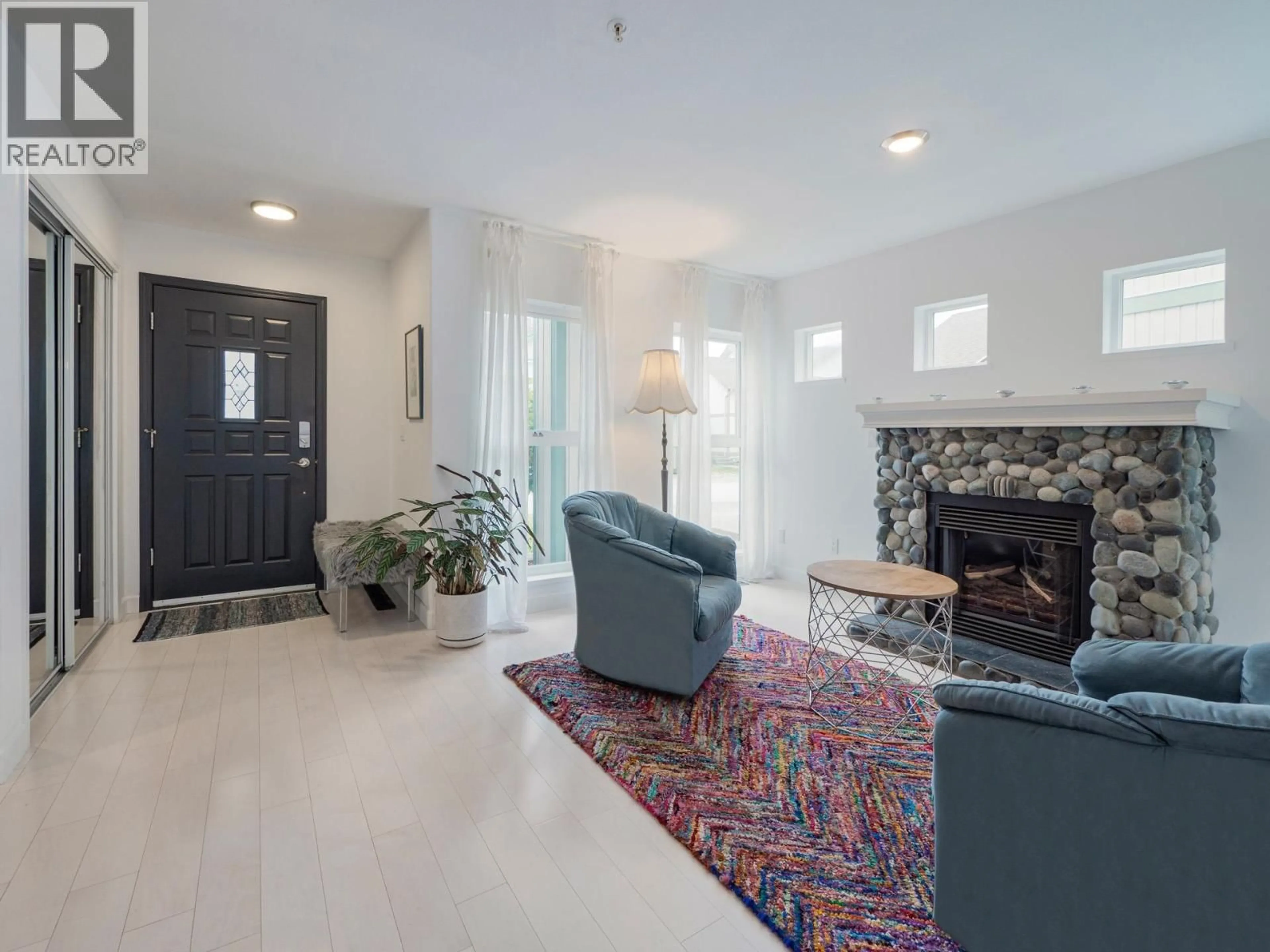 Living room with furniture, unknown for 6 - 735 PARK ROAD, Gibsons British Columbia V0N1V7