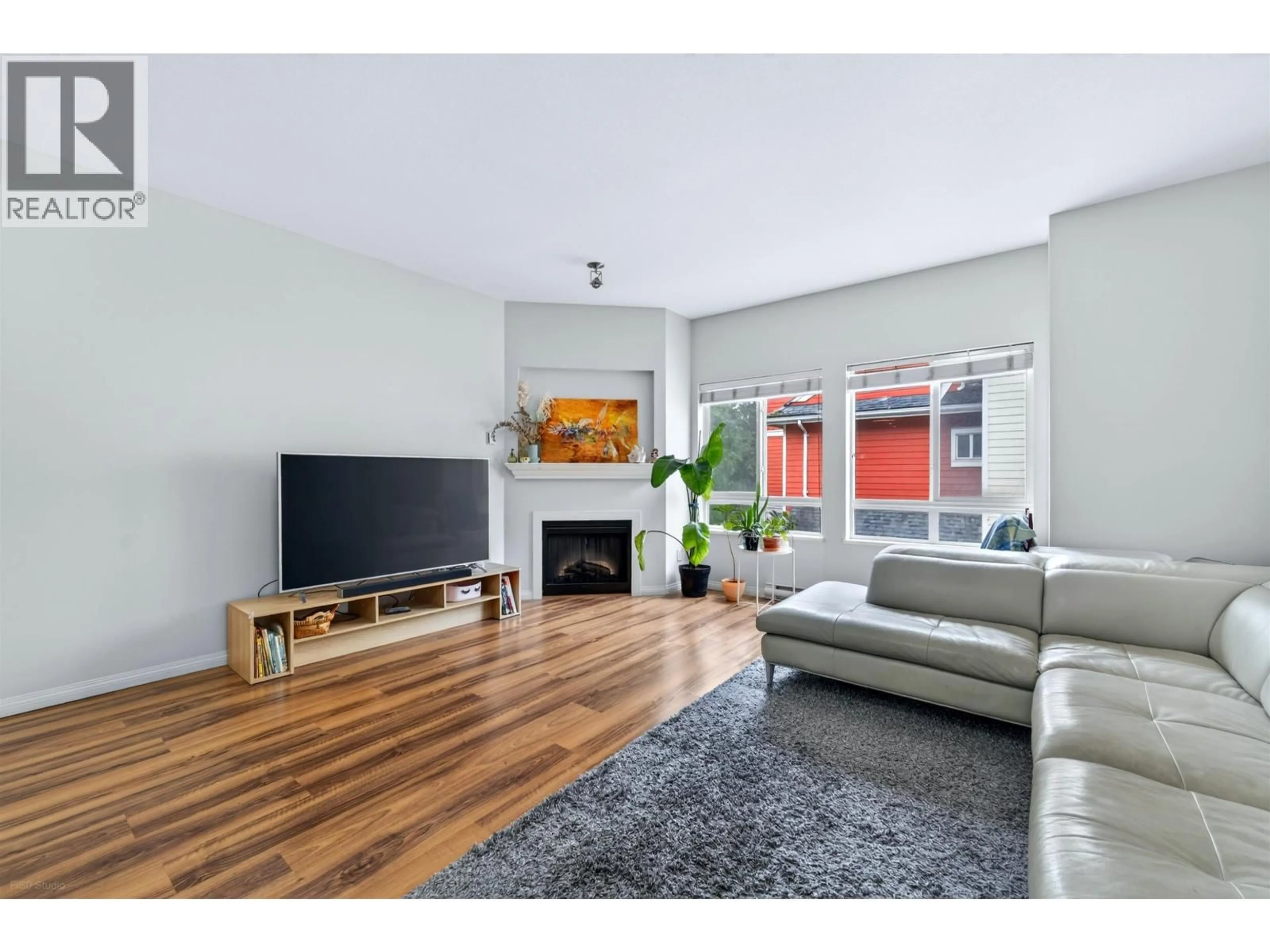 Living room with furniture, wood/laminate floor for 21 - 9308 KEEFER AVENUE, Richmond British Columbia V6Y4K9