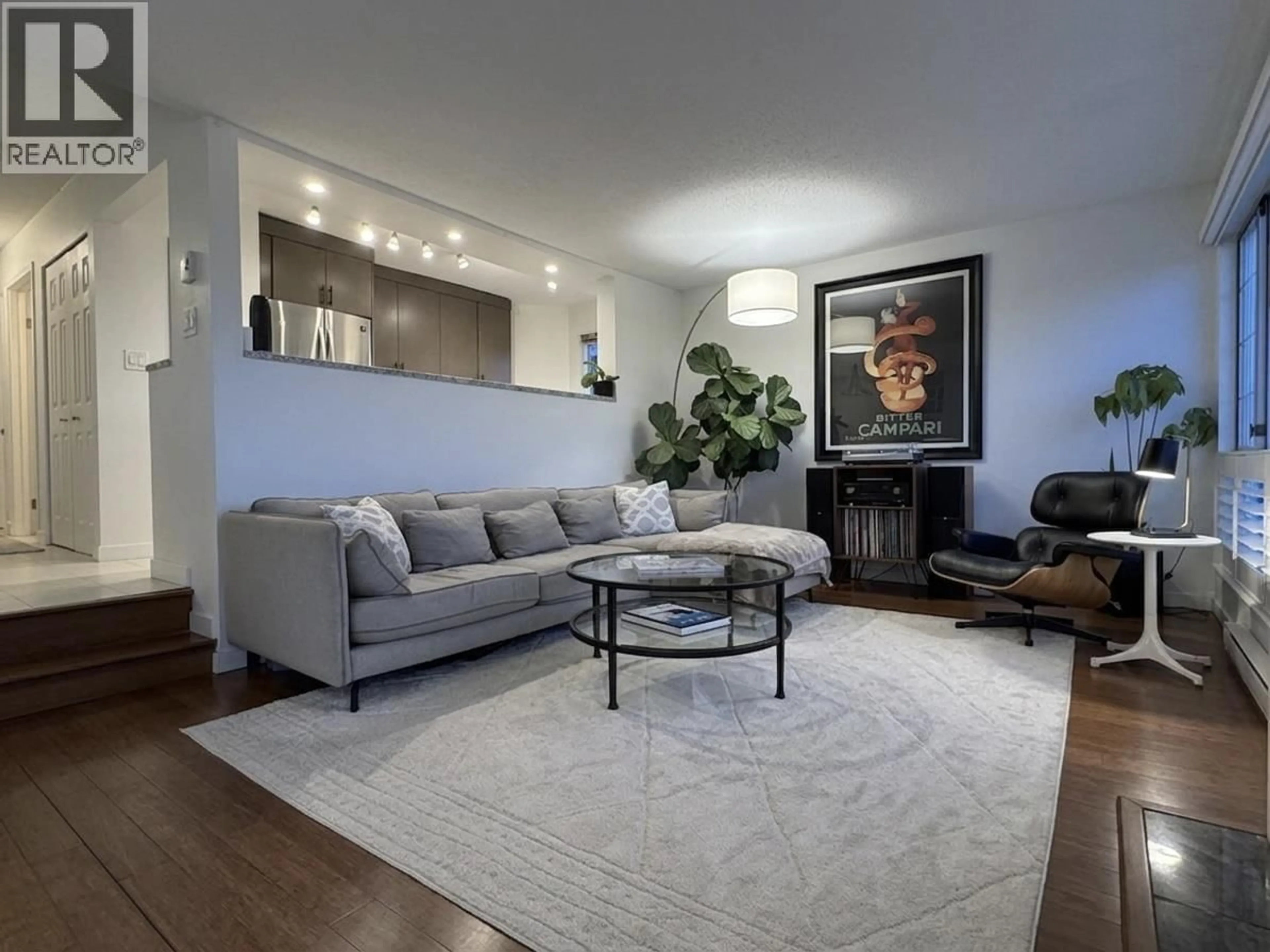 Living room with furniture, unknown for 202 - 2440 HAYWOOD AVENUE, West Vancouver British Columbia V7V1Y1