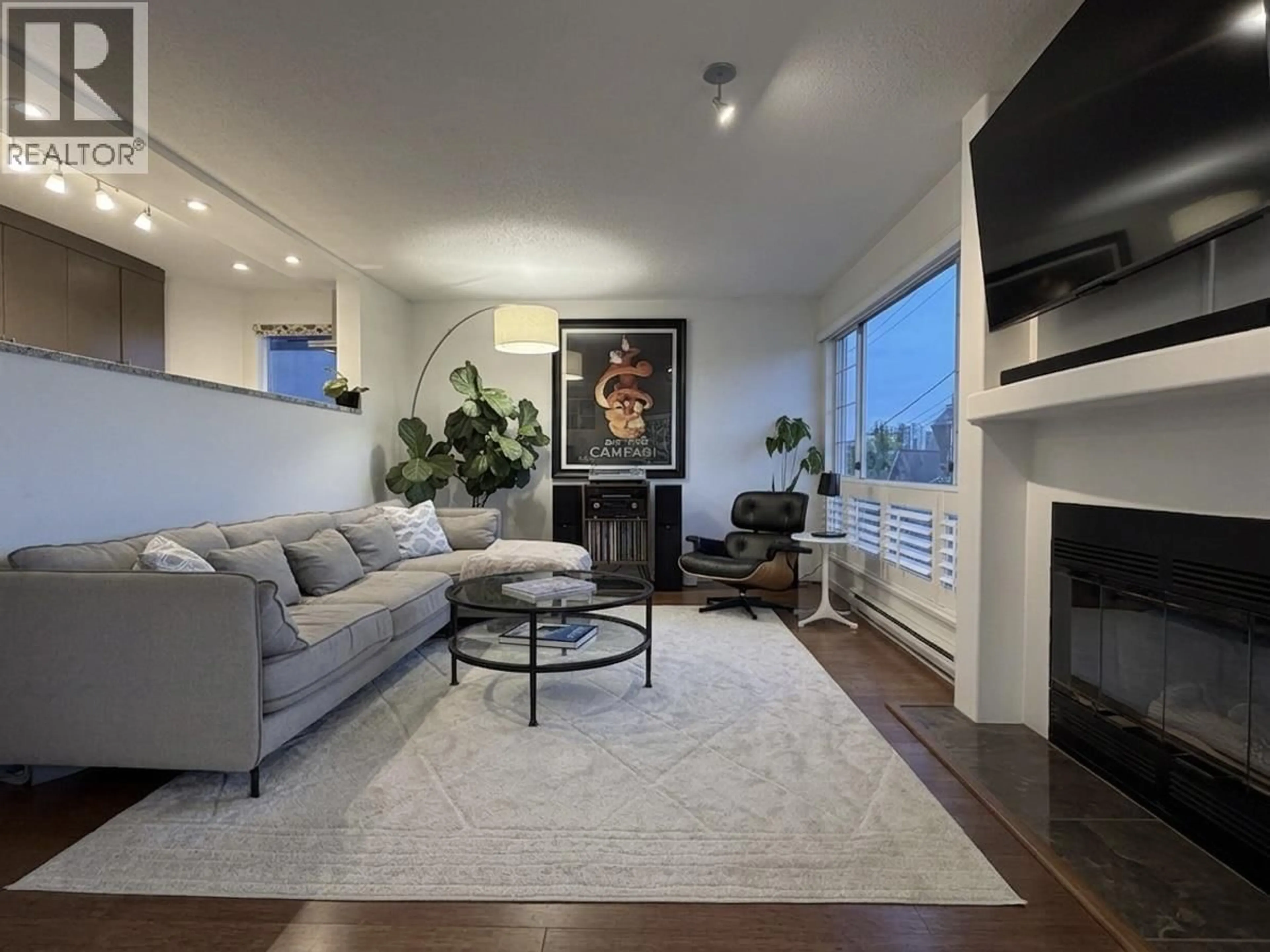 Living room with furniture, unknown for 202 - 2440 HAYWOOD AVENUE, West Vancouver British Columbia V7V1Y1