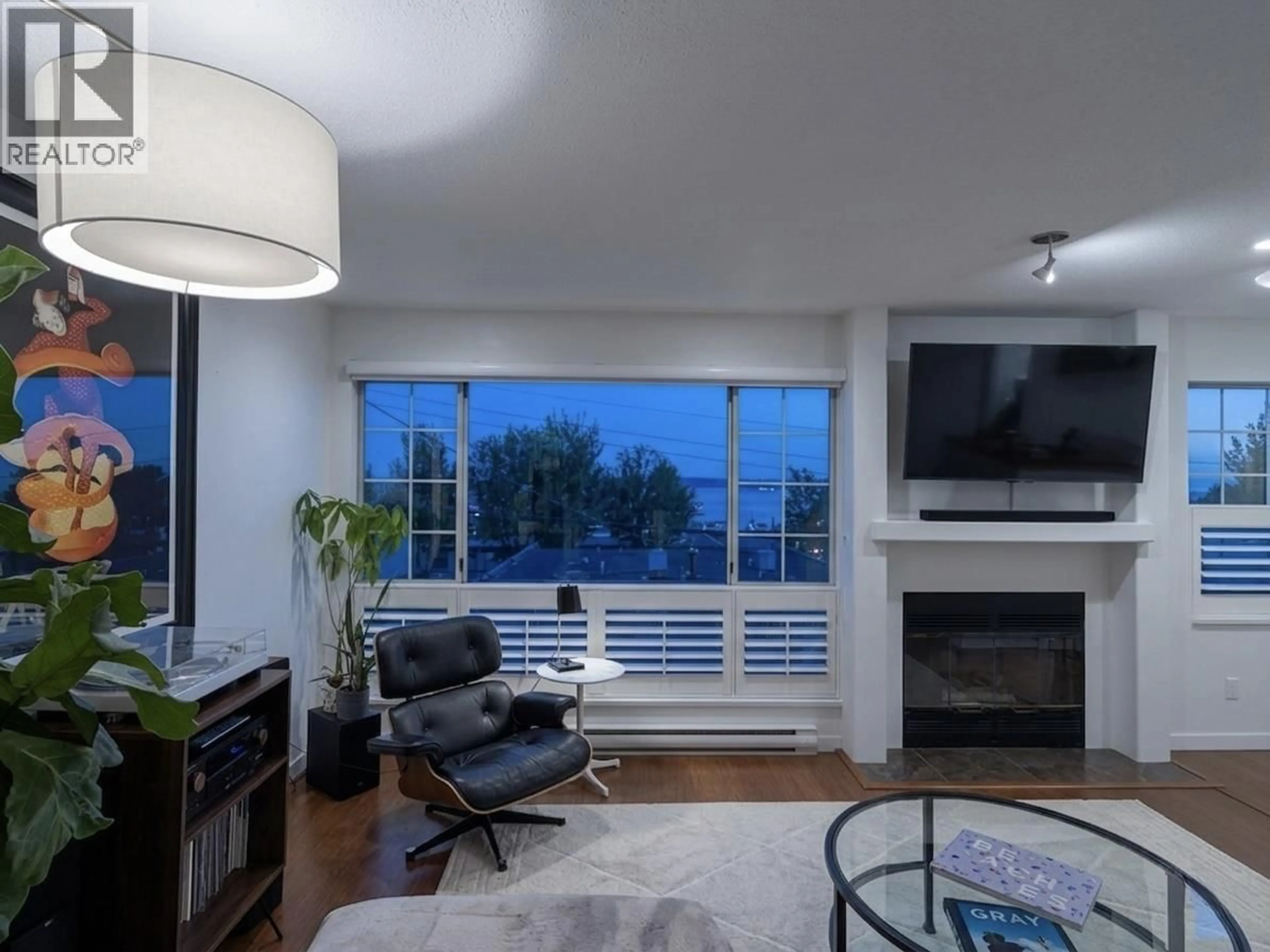 Living room with furniture, wood/laminate floor for 202 - 2440 HAYWOOD AVENUE, West Vancouver British Columbia V7V1Y1