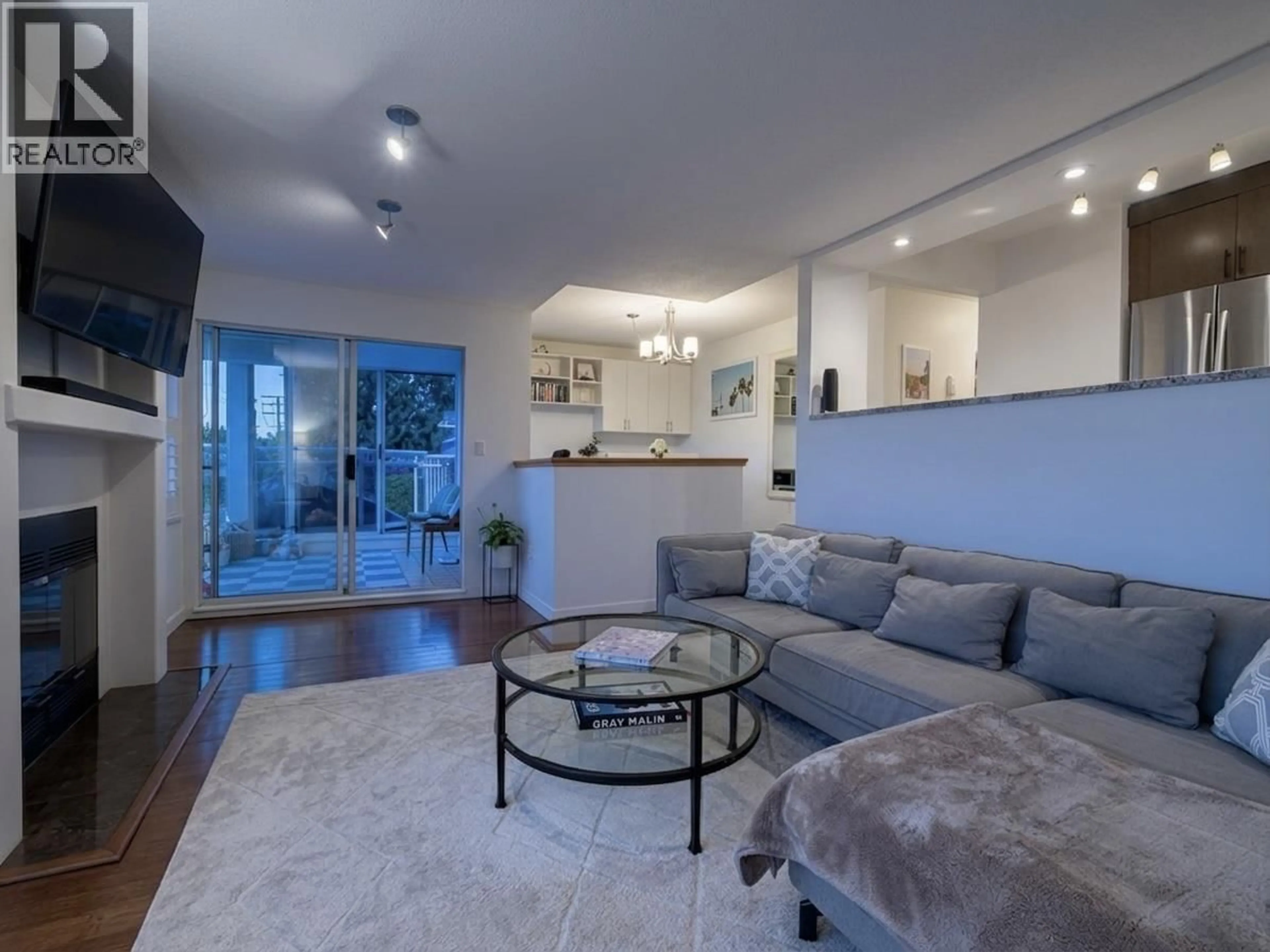 Living room with furniture, unknown for 202 - 2440 HAYWOOD AVENUE, West Vancouver British Columbia V7V1Y1